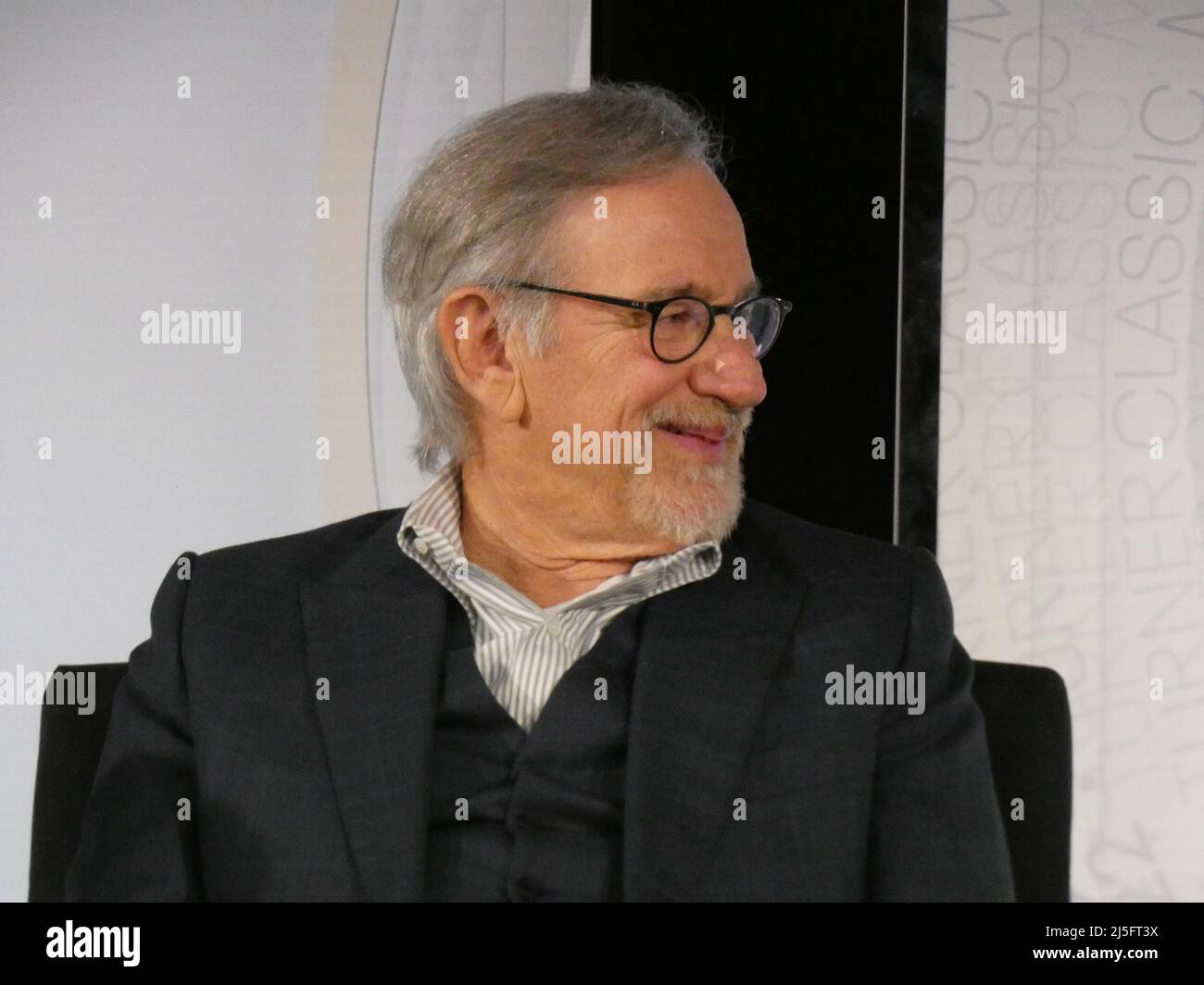 TLC Chinese Theatre, 6925 Hollywood Blvd., Hollywood, CA 90028, États-Unis. 22 avril 2022. Participant à un comité de garniture de pavillon au Turner Classic Movies Festival de cette année, qui s'est tenu au TLC Chinese Theatre d'Hollywood, Steven Spielberg et George Stevens Jr. Ont discuté de la production cinématographique historique et intemporelle de « Giant » en 1956. Crédit : ©Julia Mineeva/EGBN TV News/Alay Live News Banque D'Images