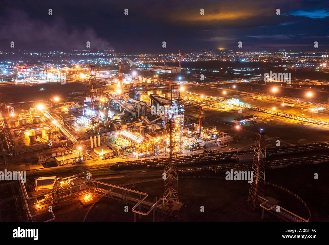 Un point de vue général montre la raffinerie de pétrole de la société Lukoil à Volgograd, Russie, le 22 avril 2022. Photo prise le 22 avril 2022. Photo prise avec un drone. PHOTOGRAPHE REUTERS/REUTERS Banque D'Images