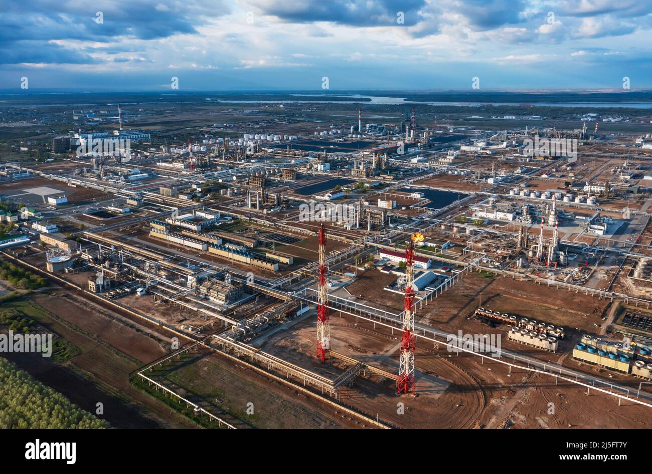 Un point de vue général montre la raffinerie de pétrole de la société Lukoil à Volgograd, Russie, le 22 avril 2022. Photo prise le 22 avril 2022. Photo prise avec un drone. PHOTOGRAPHE REUTERS/REUTERS Banque D'Images