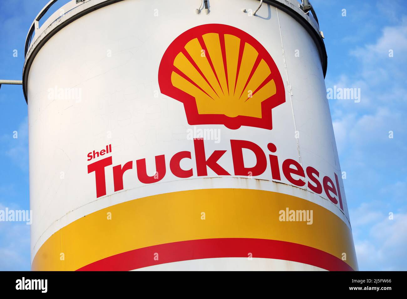 Shell Truck diesel à une station-service. Banque D'Images