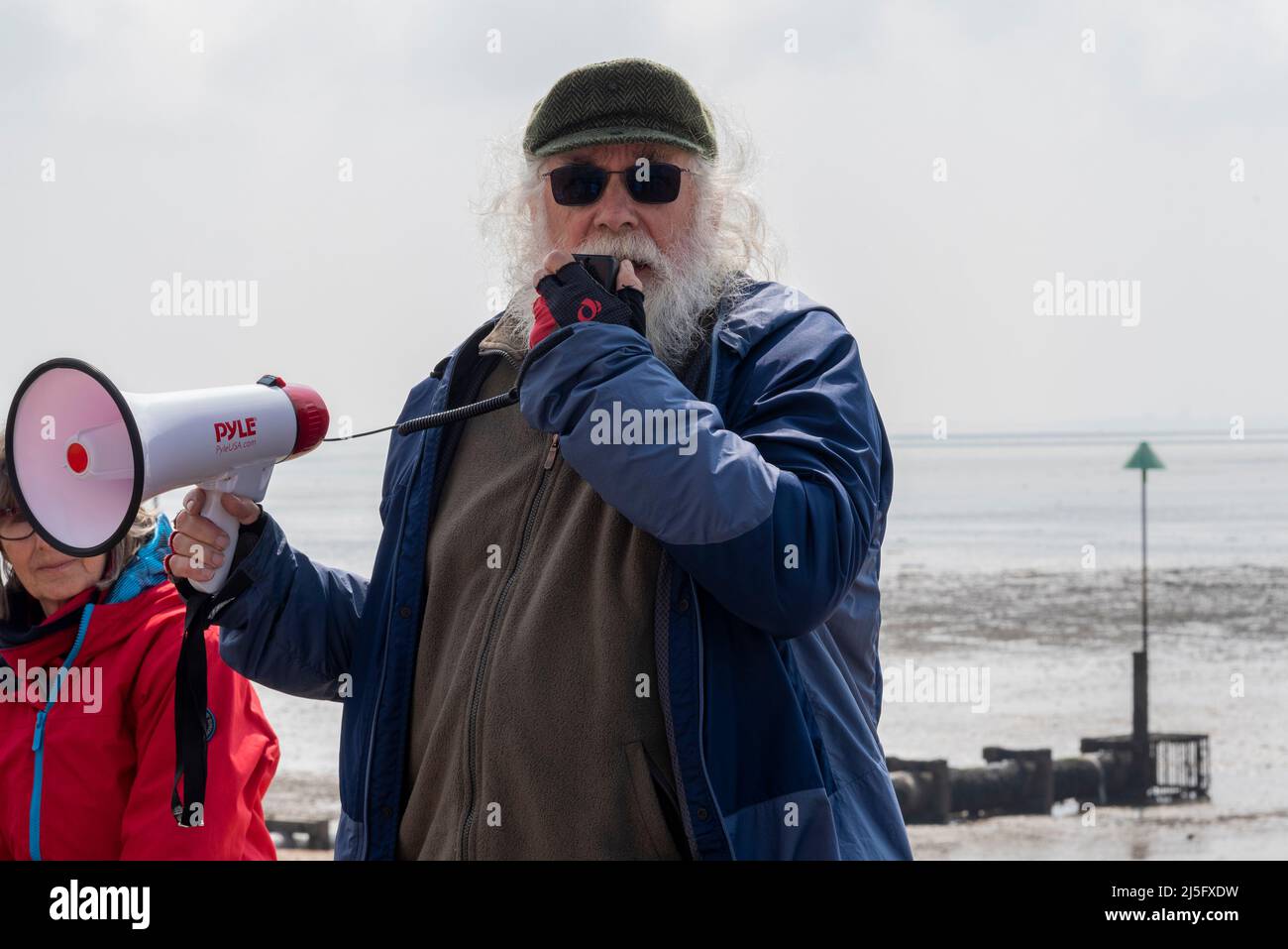 Southend on Sea, Essex, Royaume-Uni. 23rd avril 2022. Lors d'une journée nationale d'action sur la qualité de l'eau, les nageurs et les habitants concernés protestent contre le rejet d'eaux usées dans l'estuaire de la Tamise à Southend on Sea. Les plages de Southend ont été fermées dans le passé suite à la contamination par des tuyaux d'évacuation qui pompent des déchets non traités dans les eaux au large de la ville, et il y a un risque de problèmes de ce genre à moins que des mesures soient prises. Les conseillers locaux ont parlé de la nécessité de disposer d'eau propre pour attirer les visiteurs à la station balnéaire. Peter Walker, candidat du Parti vert local Banque D'Images