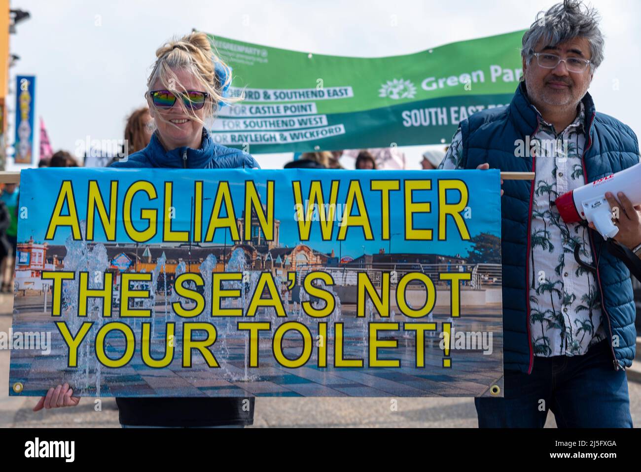 Southend on Sea, Essex, Royaume-Uni. 23rd avril 2022. Lors d'une journée nationale d'action sur la qualité de l'eau, les nageurs et les habitants concernés protestent contre le rejet d'eaux usées dans l'estuaire de la Tamise à Southend on Sea. Les plages de Southend ont été fermées dans le passé suite à la contamination par des tuyaux d'évacuation qui pompent des déchets non traités dans les eaux au large de la ville, et il y a un risque de problèmes de ce genre à moins que des mesures soient prises. Les conseillers locaux ont parlé de la nécessité de disposer d'eau propre pour attirer les visiteurs à la station balnéaire. Bannière de protestation de l'eau d'Anglian Banque D'Images