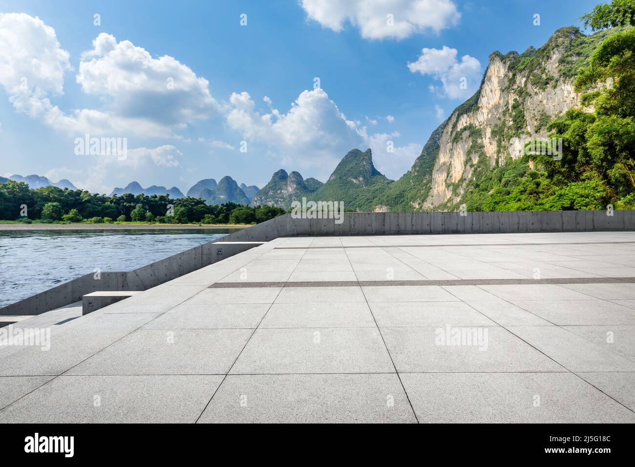 Sol carré vide et paysage de montagne nature à Guilin, Chine. Arrière-plan de la route et des montagnes. Banque D'Images