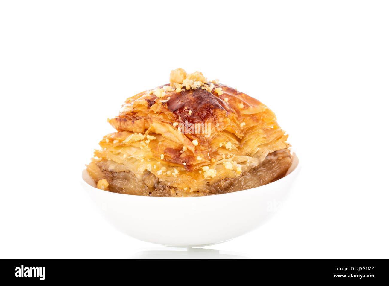 Pâtisserie sucrée classique avec des plats en céramique, macro, isolé sur un fond blanc. Banque D'Images