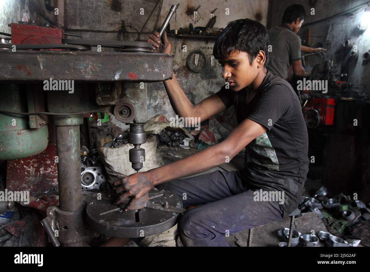 Dhaka, Bangladesh - 22 novembre 2014 : les enfants bangladais font du tour de travail risqué. Banque D'Images