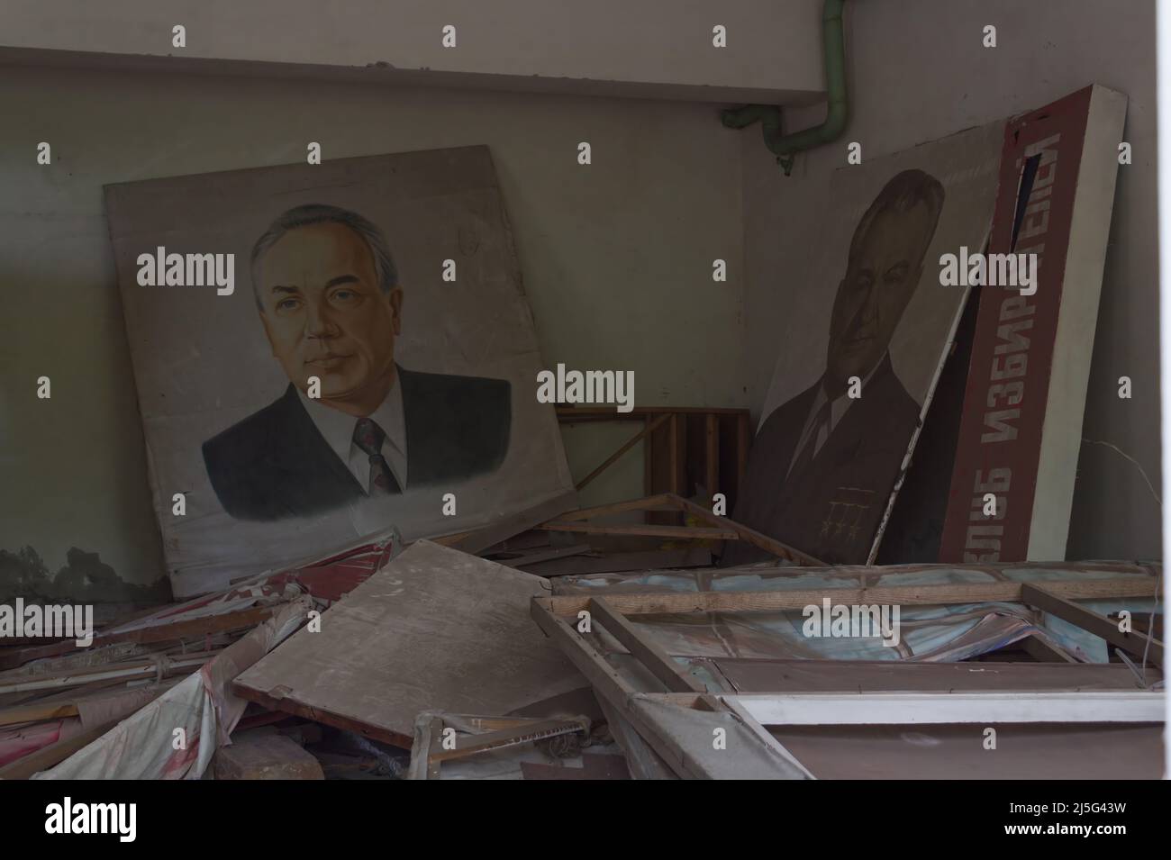 Pripyat, Ukraine. Affiches de propagande soviétique dans un bâtiment abandonné, zone d'exclusion Banque D'Images