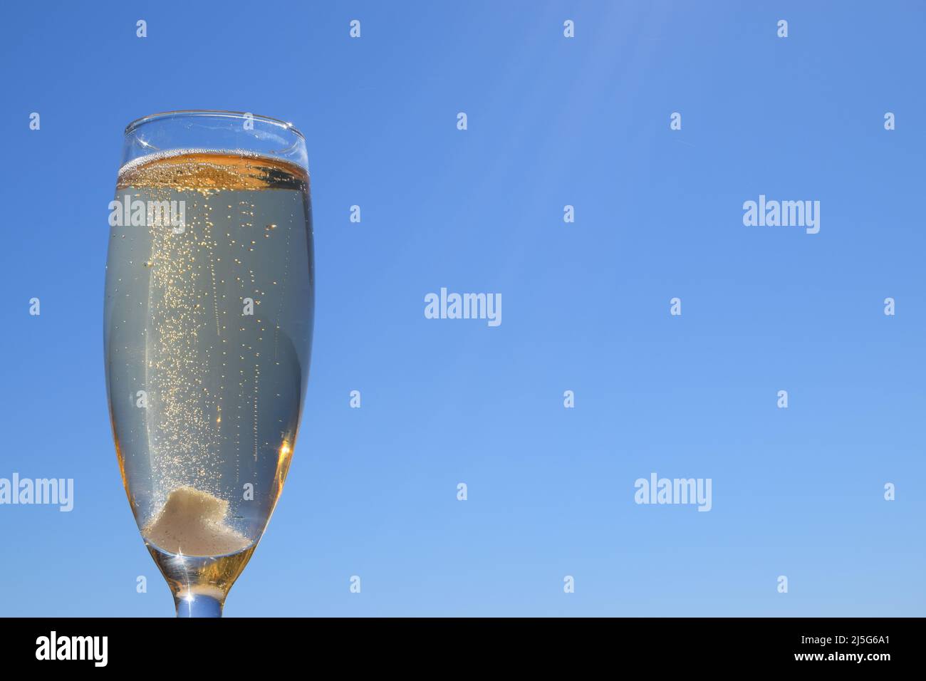 Bulles de champagne contre un ciel bleu Banque D'Images