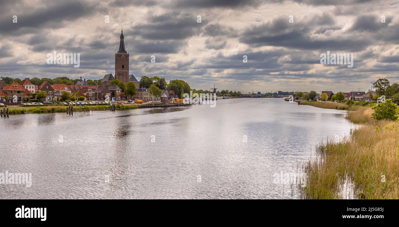 Ville de Hasselt sur la rivière IJssel dans la province d'Overijssel aux pays-Bas.Sous ciel nuageux d'été. Banque D'Images