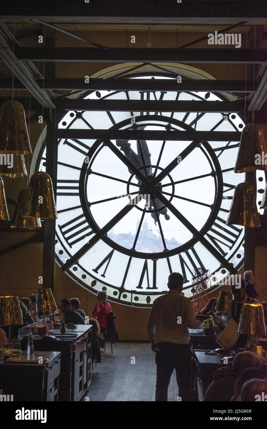 Paris, France : clients et serveurs au restaurant derrière l'horloge du hall du Musée d'Orsay, musée dans une ancienne gare des Beaux-Arts Banque D'Images