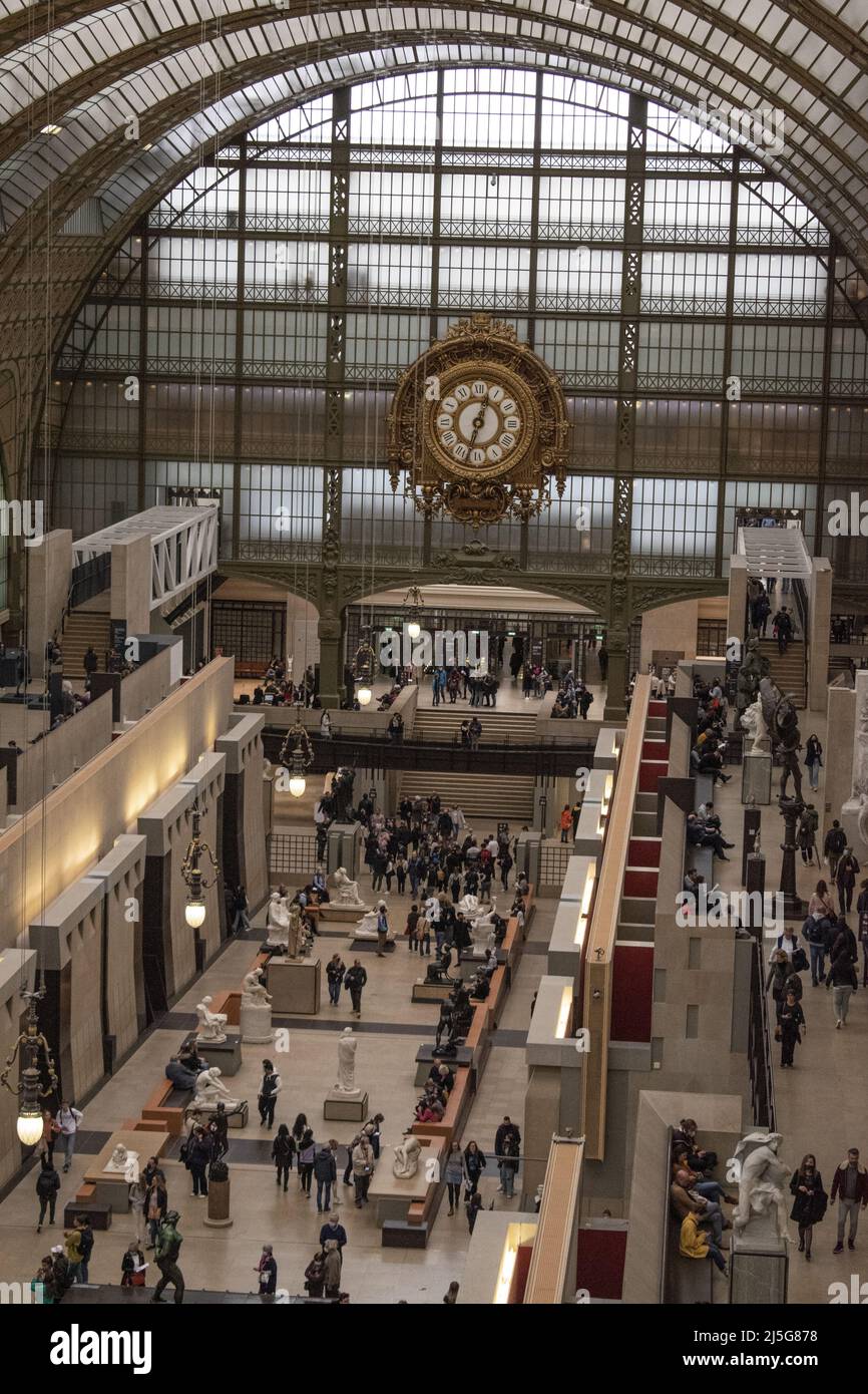 Paris : horloge, sculptures et foule dans le hall principal du Musée d'Orsay, célèbre musée installé dans l'ancienne Gare d'Orsay, une gare des Beaux-Arts Banque D'Images