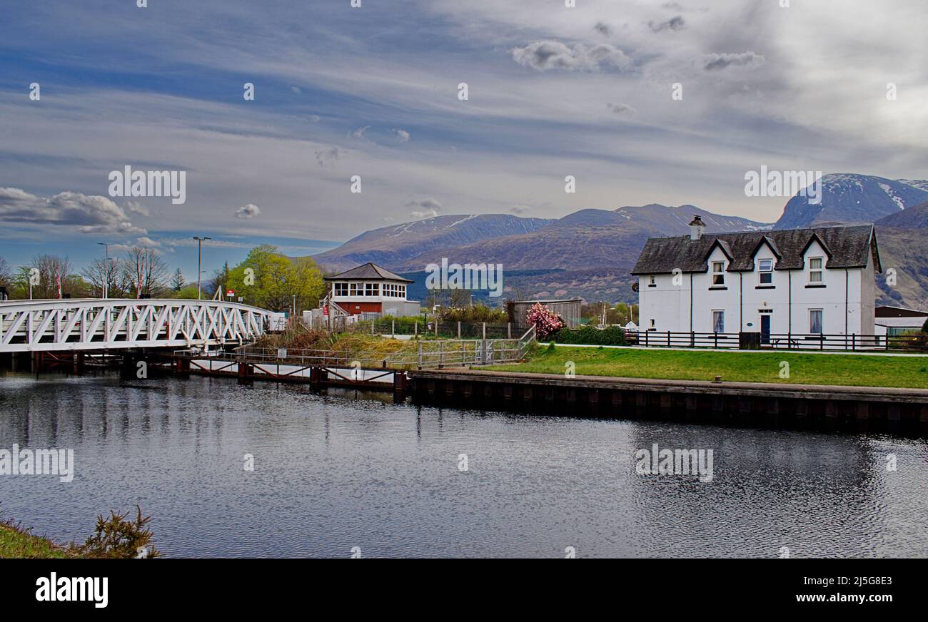 FORT WILLIAM SCOTLAND BANAVIE LE PONT TOURNANT DE CHEMIN DE FER AU-DESSUS DU CANAL CALEDONIAN LOCH KEEPERS COTTAGE ET BEN NEVIS Banque D'Images