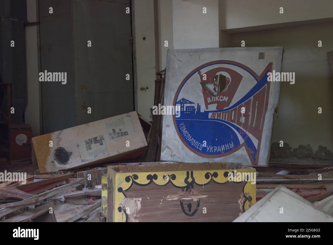 Pripyat, Ukraine. Affiches de propagande soviétique dans un bâtiment abandonné, zone d'exclusion Banque D'Images