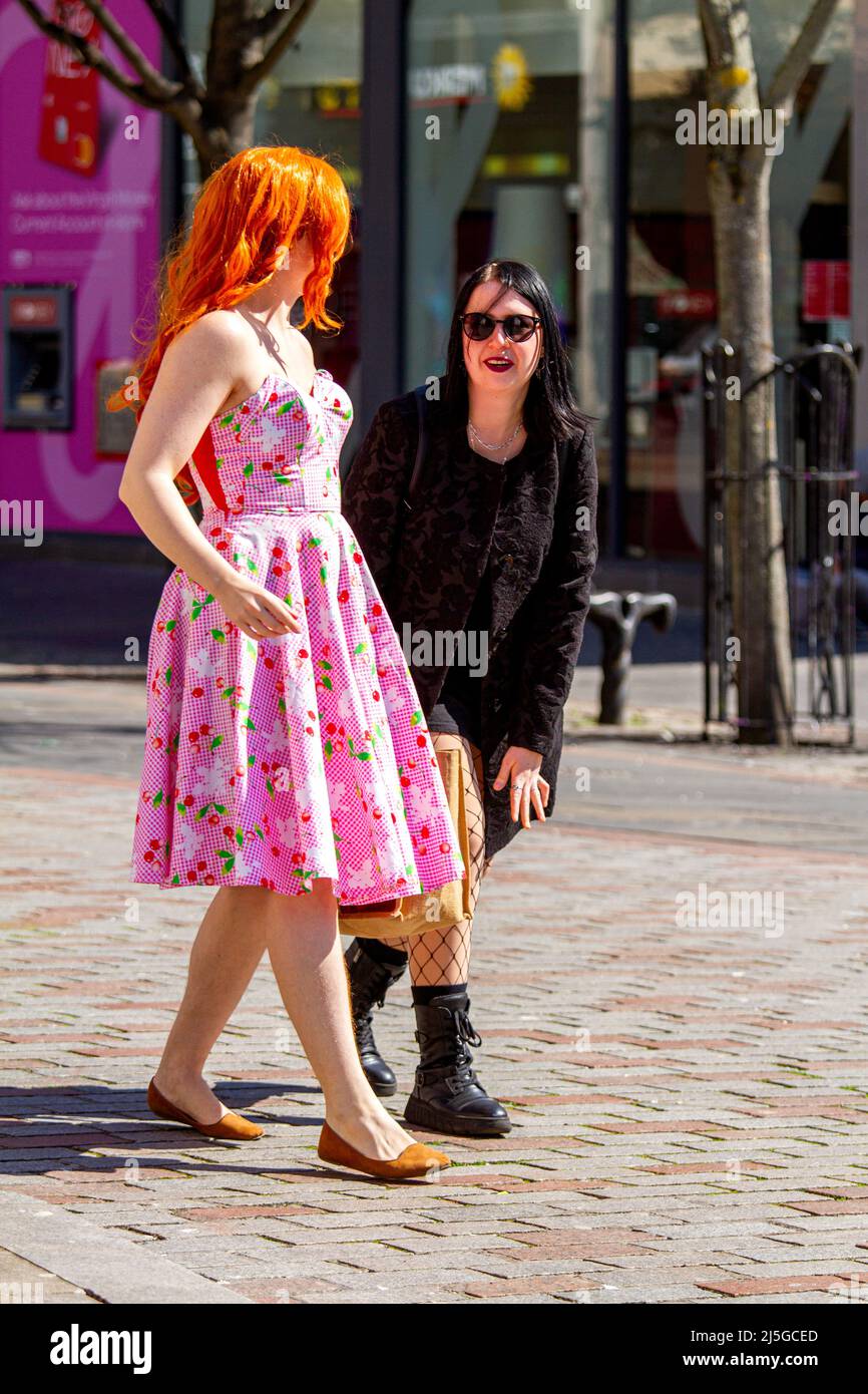 Dundee, Tayside, Écosse, Royaume-Uni. 23rd avril 2022. Météo au Royaume-Uni : les températures dans certaines parties du nord-est de l'Écosse ont atteint 16 °C en raison du soleil chaud d'avril. Les habitants de la région se trouvent dans le centre-ville de Dundee, en profitant de l'agréable climat printanier. Tout en s'amusant et en portant la tenue tendance des années 1950, Ashley Wilkinson, l'un des personnages détectives en plein air de CluedUpp basé sur le jeu de société populaire Cluedo s'arrête pour poser pour une photo. Crédit : Dundee Photographics/Alamy Live News Banque D'Images