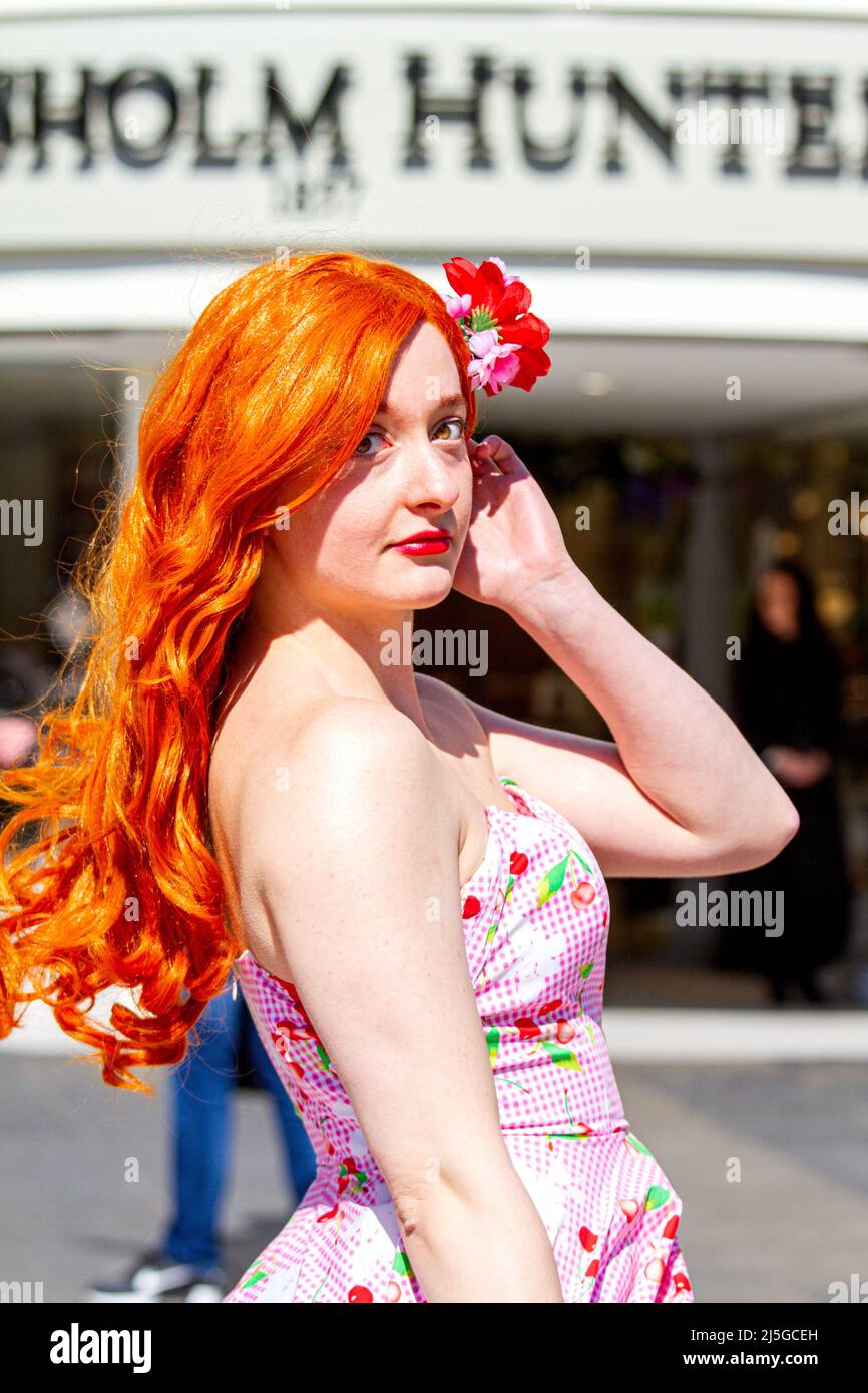 Dundee, Tayside, Écosse, Royaume-Uni. 23rd avril 2022. Météo au Royaume-Uni : les températures dans certaines parties du nord-est de l'Écosse ont atteint 16 °C en raison du soleil chaud d'avril. Les habitants de la région se trouvent dans le centre-ville de Dundee, en profitant de l'agréable climat printanier. Tout en s'amusant et en portant la tenue tendance des années 1950, Ashley Wilkinson, l'un des personnages détectives en plein air de CluedUpp basé sur le jeu de société populaire Cluedo s'arrête pour poser pour une photo. Crédit : Dundee Photographics/Alamy Live News Banque D'Images