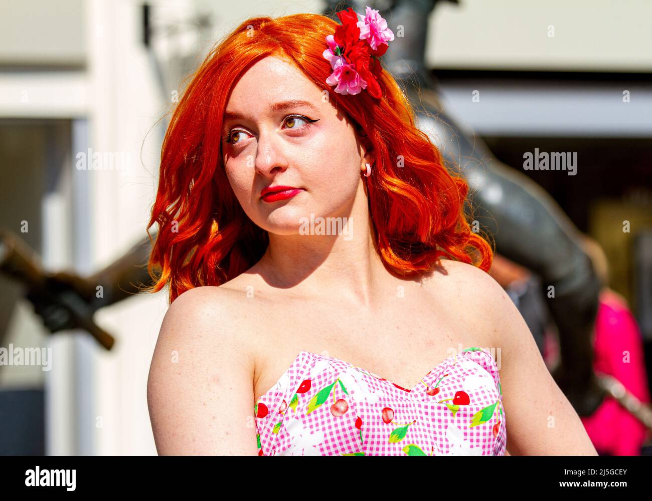 Dundee, Tayside, Écosse, Royaume-Uni. 23rd avril 2022. Météo au Royaume-Uni : les températures dans certaines parties du nord-est de l'Écosse ont atteint 16 °C en raison du soleil chaud d'avril. Les habitants de la région se trouvent dans le centre-ville de Dundee, en profitant de l'agréable climat printanier. Tout en s'amusant et en portant la tenue tendance des années 1950, Ashley Wilkinson, l'un des personnages détectives en plein air de CluedUpp basé sur le jeu de société populaire Cluedo s'arrête pour poser pour une photo. Crédit : Dundee Photographics/Alamy Live News Banque D'Images