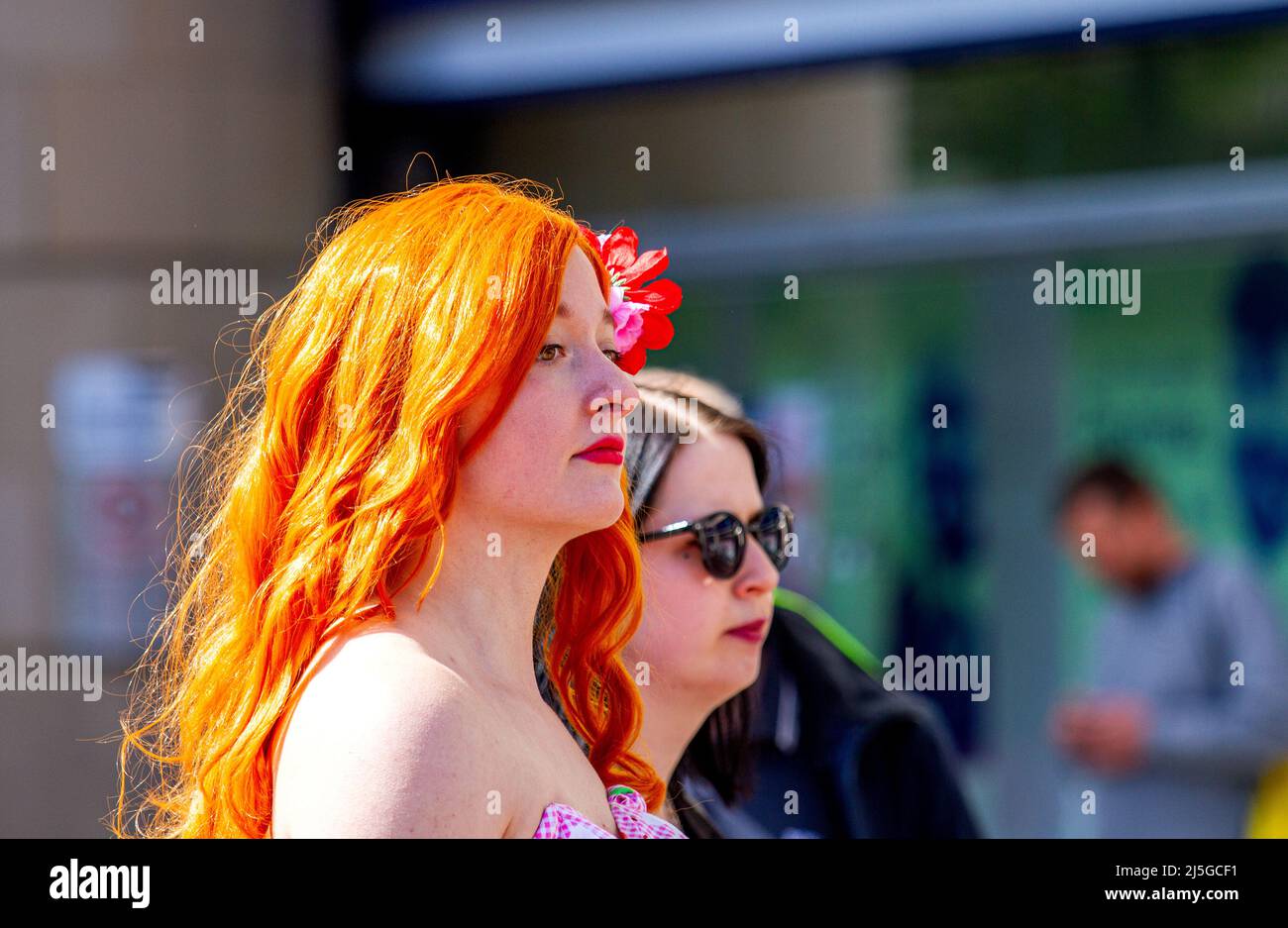 Dundee, Tayside, Écosse, Royaume-Uni. 23rd avril 2022. Météo au Royaume-Uni : les températures dans certaines parties du nord-est de l'Écosse ont atteint 16 °C en raison du soleil chaud d'avril. Les habitants de la région se trouvent dans le centre-ville de Dundee, en profitant de l'agréable climat printanier. Tout en s'amusant et en portant la tenue tendance des années 1950, Ashley Wilkinson, l'un des personnages détectives en plein air de CluedUpp basé sur le jeu de société populaire Cluedo s'arrête pour poser pour une photo. Crédit : Dundee Photographics/Alamy Live News Banque D'Images