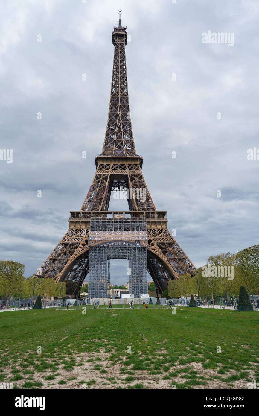 Vue sur la tour Eiffel à Paris. La Tour Eiffel est une structure construite par Alexandre Gustave Eiffel pour l'exposition universelle de 1889 à Paris. Ce monument parisien, symbole de la France, est l'un des endroits les plus visités au monde. (Photo par Atilano Garcia / SOPA Images / Sipa USA) Banque D'Images