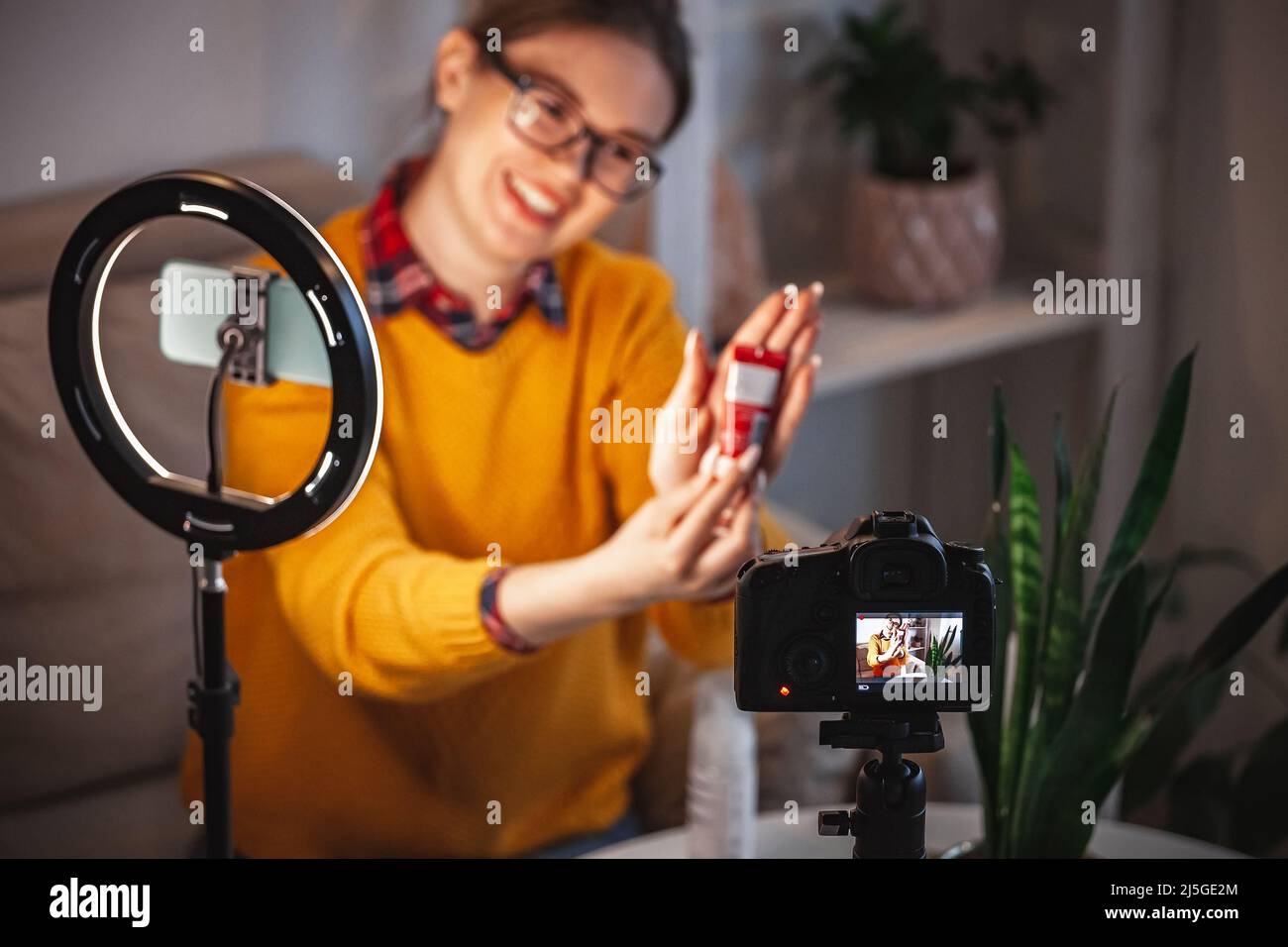 Femme beauté blogger fait la vidéo critique de cosmétiques à la maison Banque D'Images