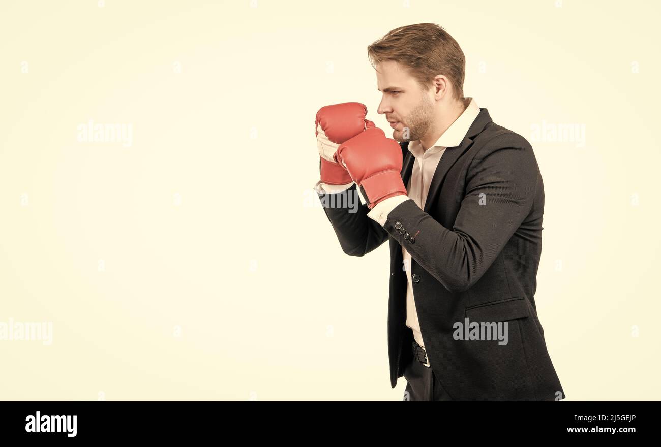 Trouvez un combattant en ce moment.Homme d'affaires dans la posture de boxe.Homme professionnel en gants de boxe Banque D'Images