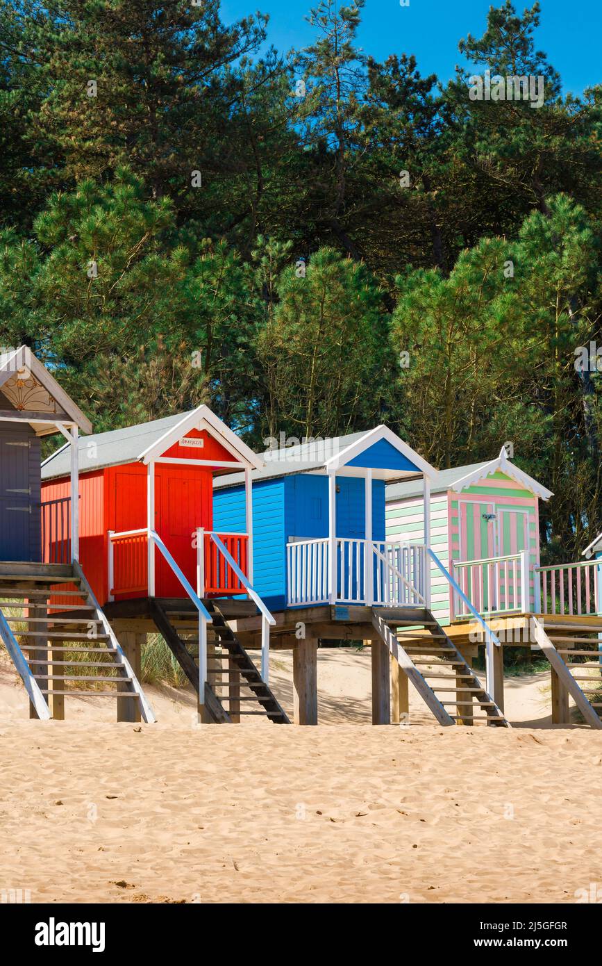 Beach Hut Royaume-Uni, vue en été des huttes de plage colorées situées sur la plage de sable à Wells-Next-the-Sea sur la côte nord de Norfolk, Angleterre, Royaume-Uni Banque D'Images