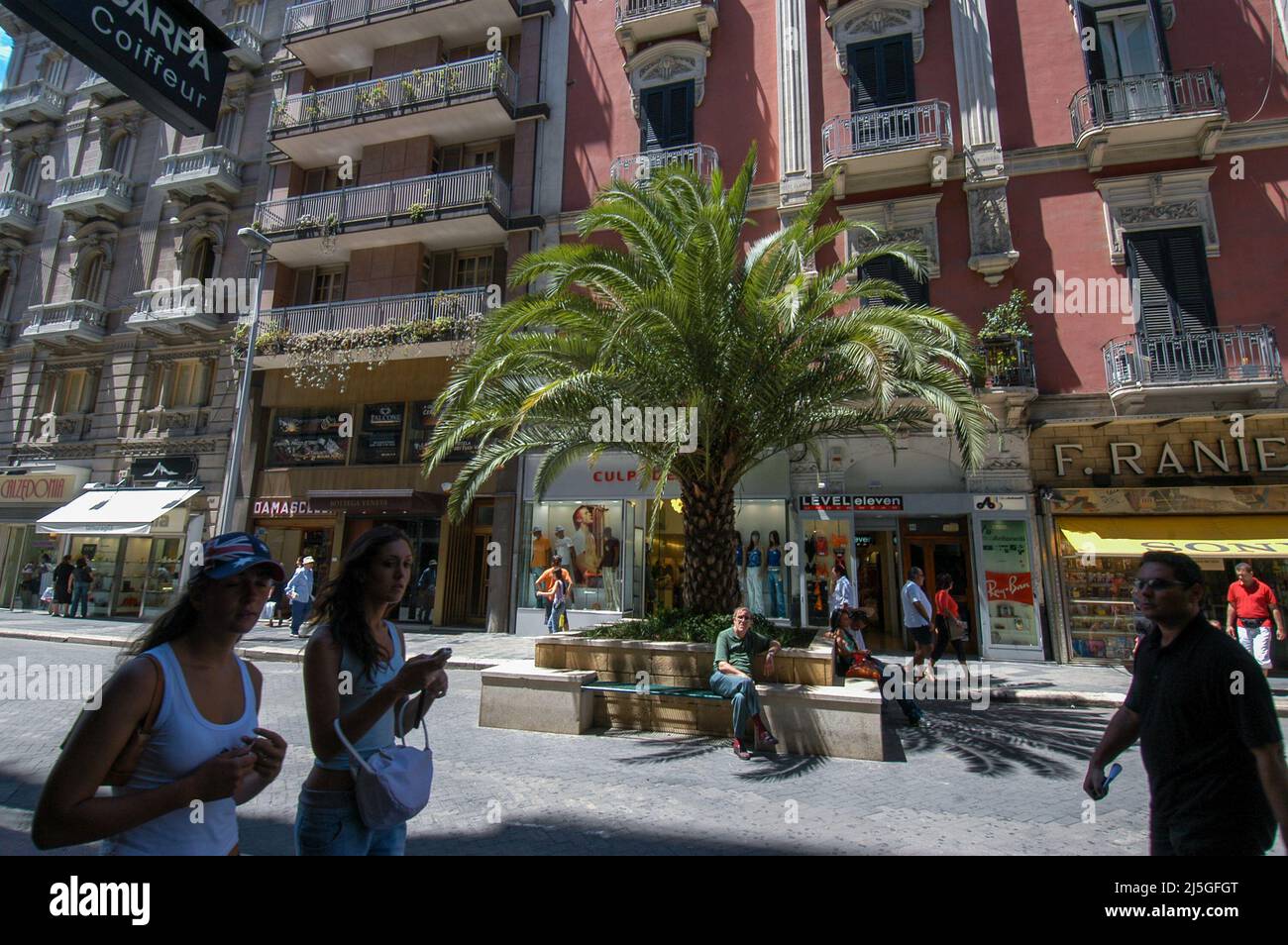 Bari, Italie 11/07/2005: Via Sparano da Bari. © Andrea Sabbadini Banque D'Images