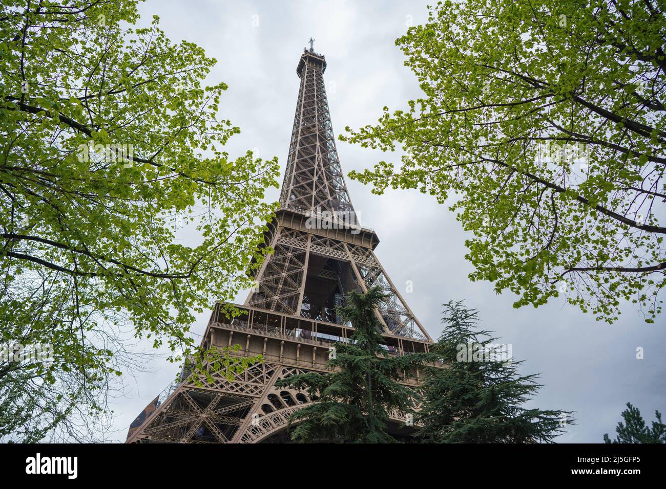 12 avril 2022, Paris, France : une vue sur la tour Eiffel à Paris. La Tour Eiffel est une structure construite par Alexandre Gustave Eiffel pour l'exposition universelle de 1889 à Paris. Ce monument parisien, symbole de la France, est l'un des endroits les plus visités au monde. (Credit image: © Atilano Garcia/SOPA Images via ZUMA Press Wire) Banque D'Images