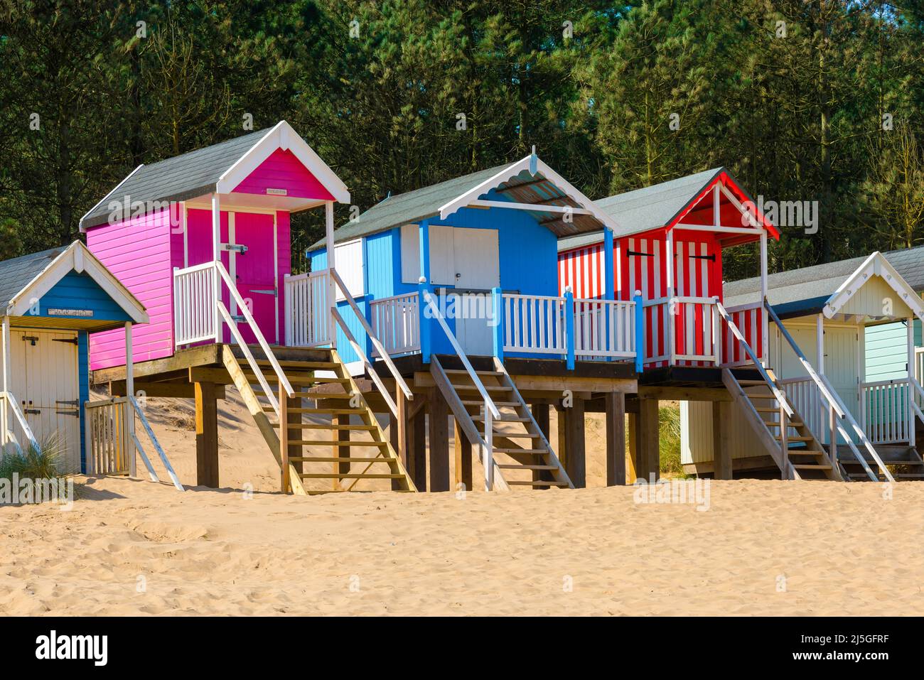 Beach Huts UK, vue en été de la plage colorée huts situés sur la plage de sable à Wells-Next-the-Sea sur la côte nord de Norfolk, Angleterre, Royaume-Uni Banque D'Images