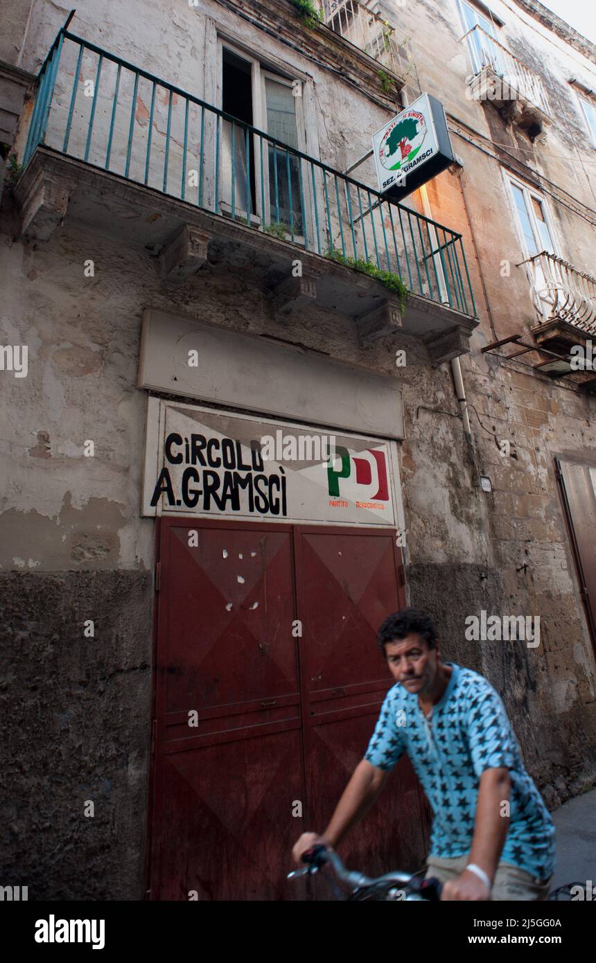 Taranto, Italia 24/09/2012: Città vecchia, circolo PD Antonio Gramsci - Vieille ville. ©Andrea Sabbadini Banque D'Images