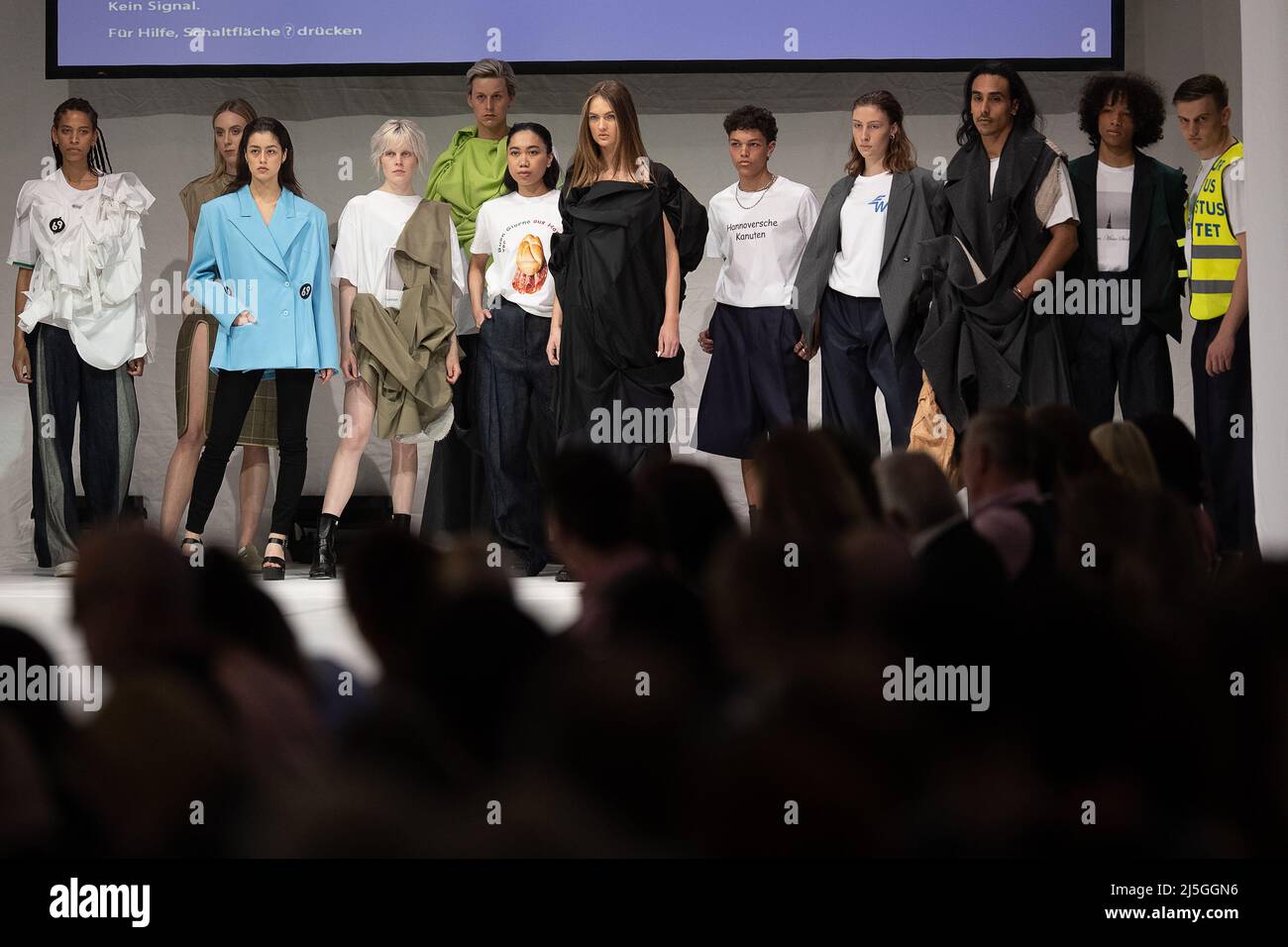 Hanovre, Allemagne. 23rd avril 2022. Les étudiants et les diplômés de l'Académie Fahmoda présentent leurs collections au salon de mode de Hanovre à l'Orangerie du Palais Herrenhäuser. Pour un public professionnel et les amateurs de mode, des défilés de mode des secteurs de la mode décontracté et de sportswear, de la couture et prêt-à-porter, unisex, hommes et femmes seront présentés. Credit: Swen Pförtner/dpa/Alay Live News Banque D'Images