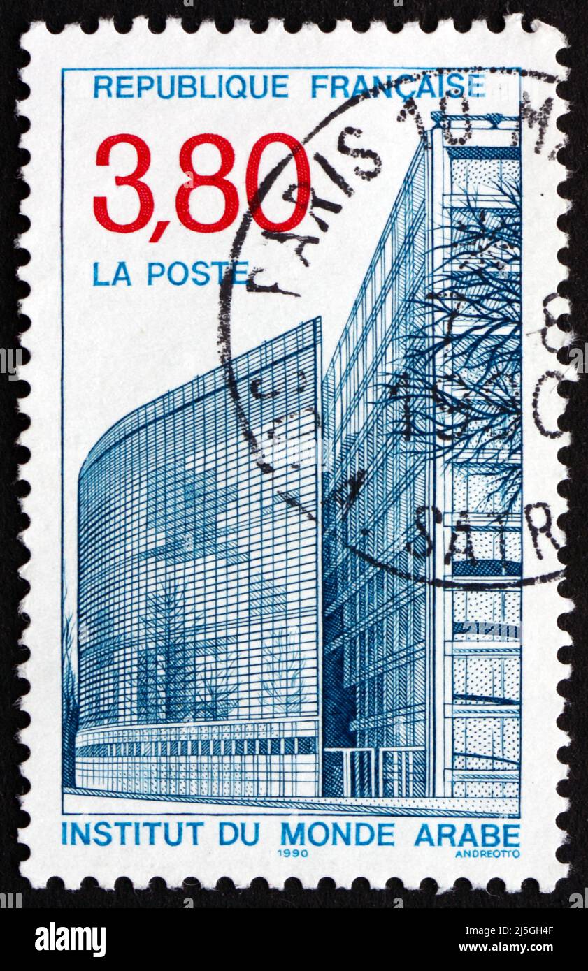 FRANCE - VERS 1990 : un timbre imprimé en France montre Arab World Institute, une organisation fondée à Paris pour la recherche sur le monde arabe et son cul Banque D'Images