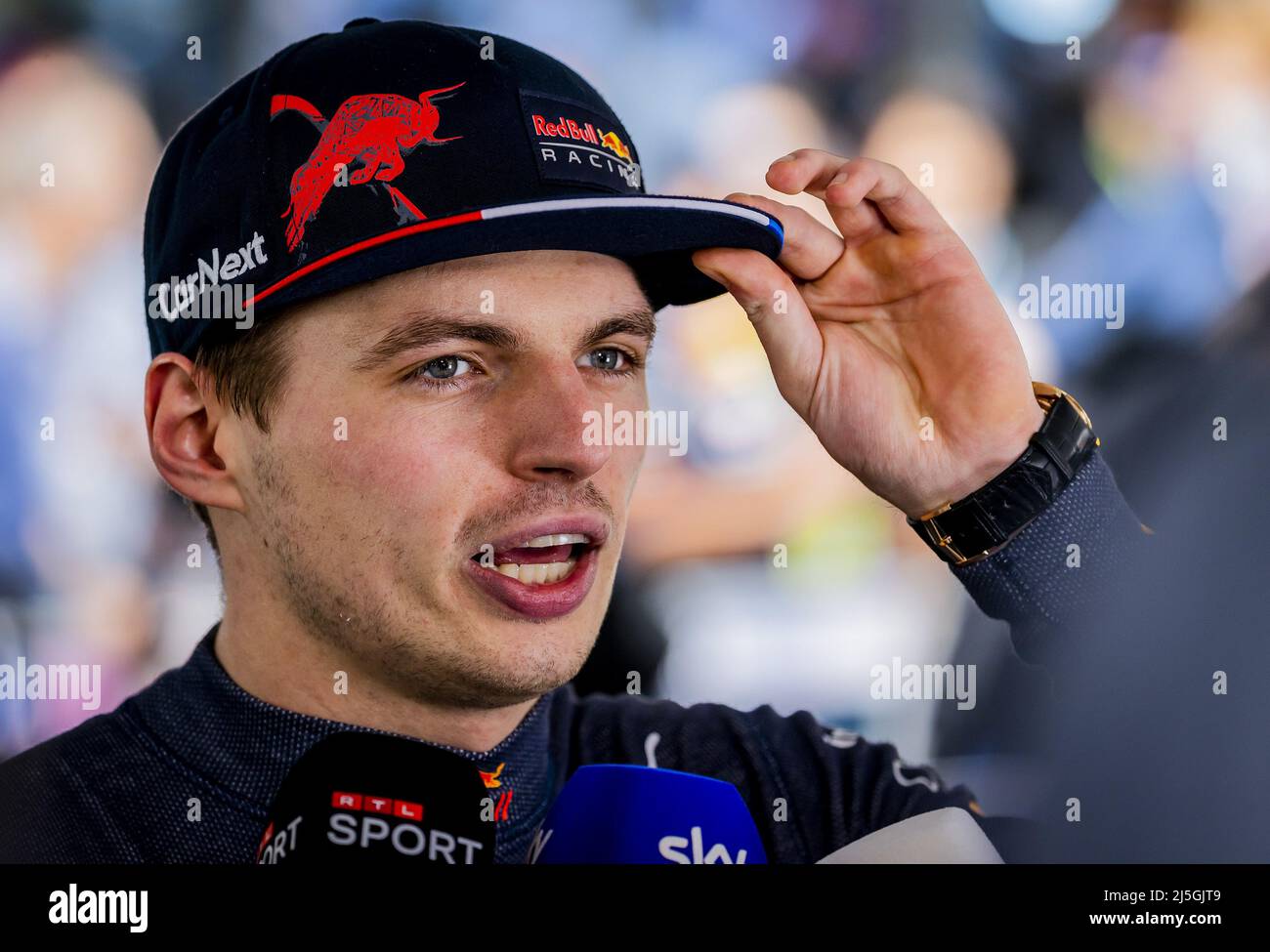IMOLA - Max Verstappen (Oracle Red Bull Racing) s'adresse à la presse après avoir remporté la course de sprint avant le Grand Prix d'Emilia Romagna F1 à Autodromo Enzo e Dino Ferrari le 23 avril 2022 à Imola, en Italie. REMKO DE WAAL Banque D'Images