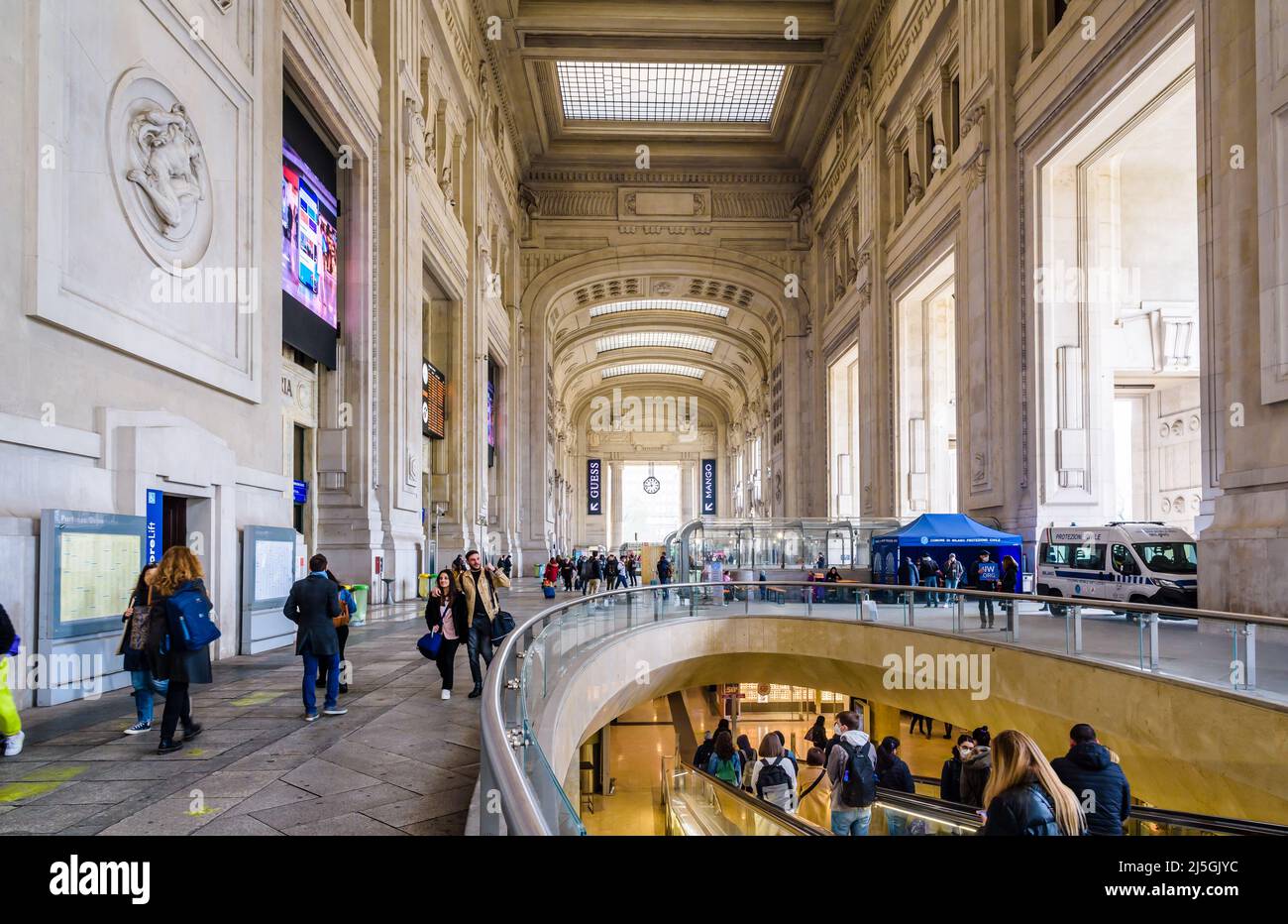 Voyageurs dans la monumentale Galleria delle Carrozze (galerie de calèches) à la gare centrale de Milan, Italie. Banque D'Images