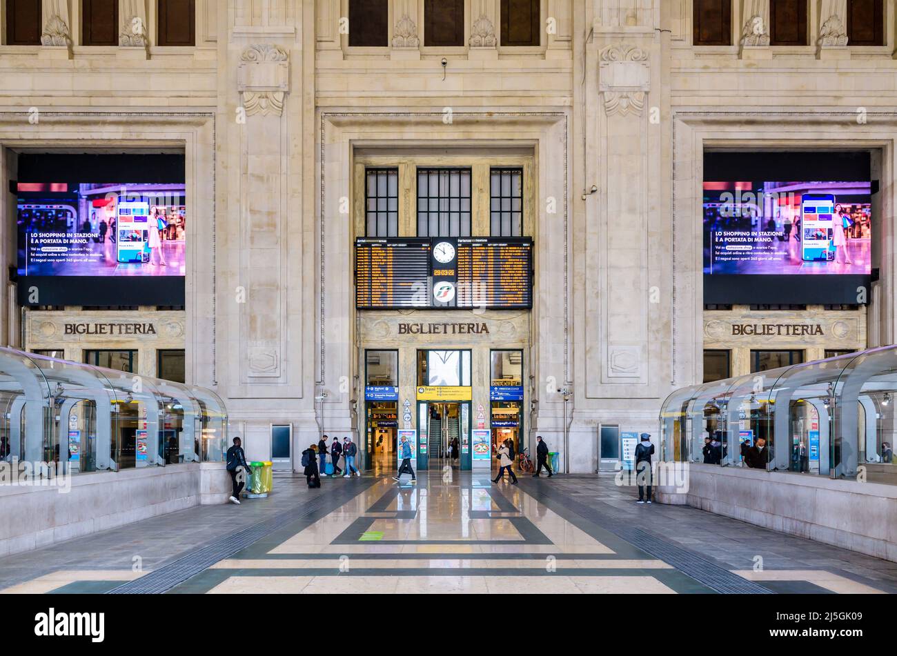 Les arrivées et les départs sont à bord de la monumentale Galleria delle Carrozze (galerie des voitures) de la gare centrale de Milan, en Italie. Banque D'Images