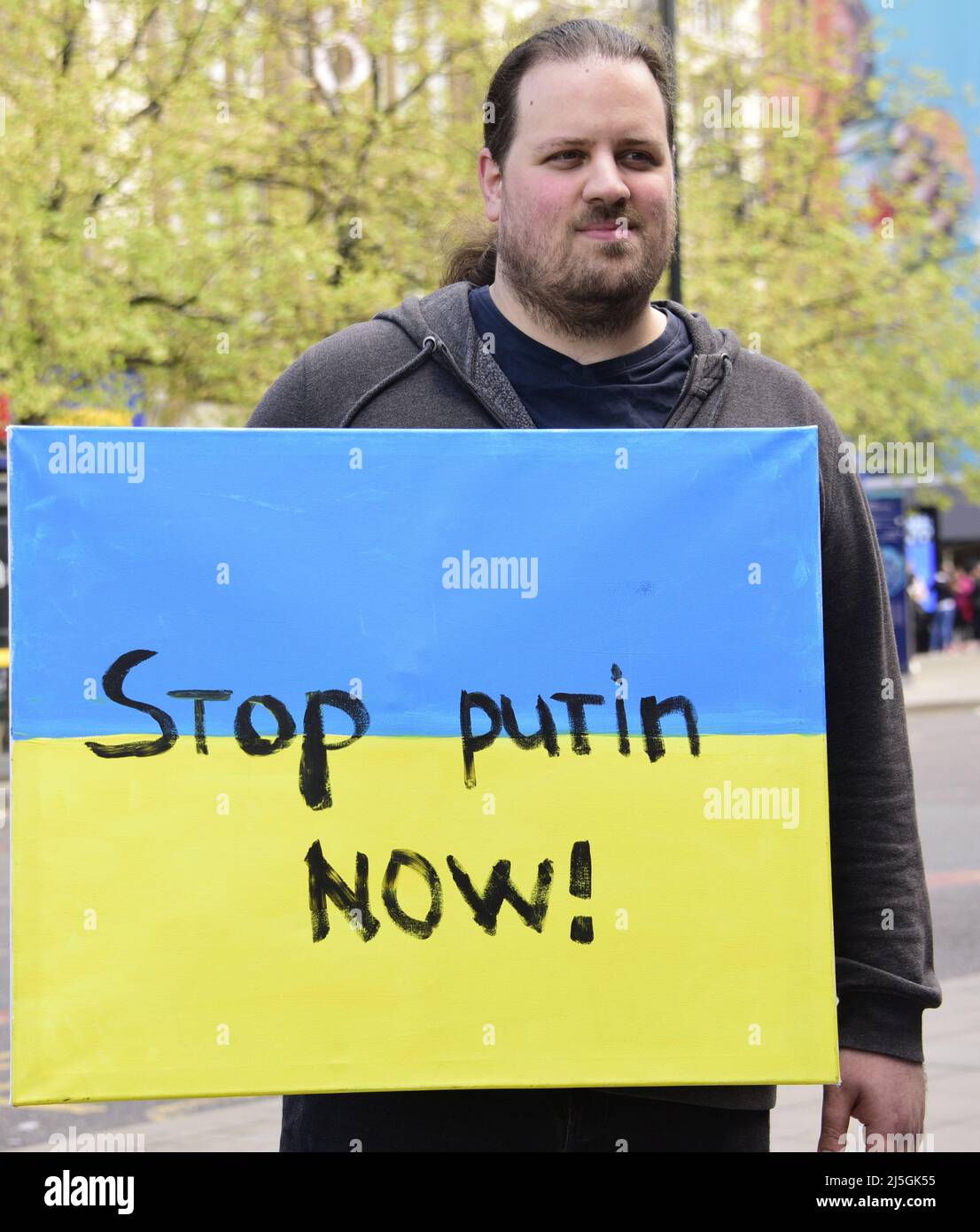 Manchester, Royaume-Uni, 23rd avril 2022. Protestation contre l'invasion russe de l'Ukraine à Piccadilly Gardens, centre de Manchester, Angleterre, Royaume-Uni, îles britanniques. Il a été organisé par le Centre culturel ukrainien 'dnipro' Manchester, intitulé: 'Le Manchester se tient avec l'Ukraine'. Crédit : Terry Waller/Alay Live News Banque D'Images