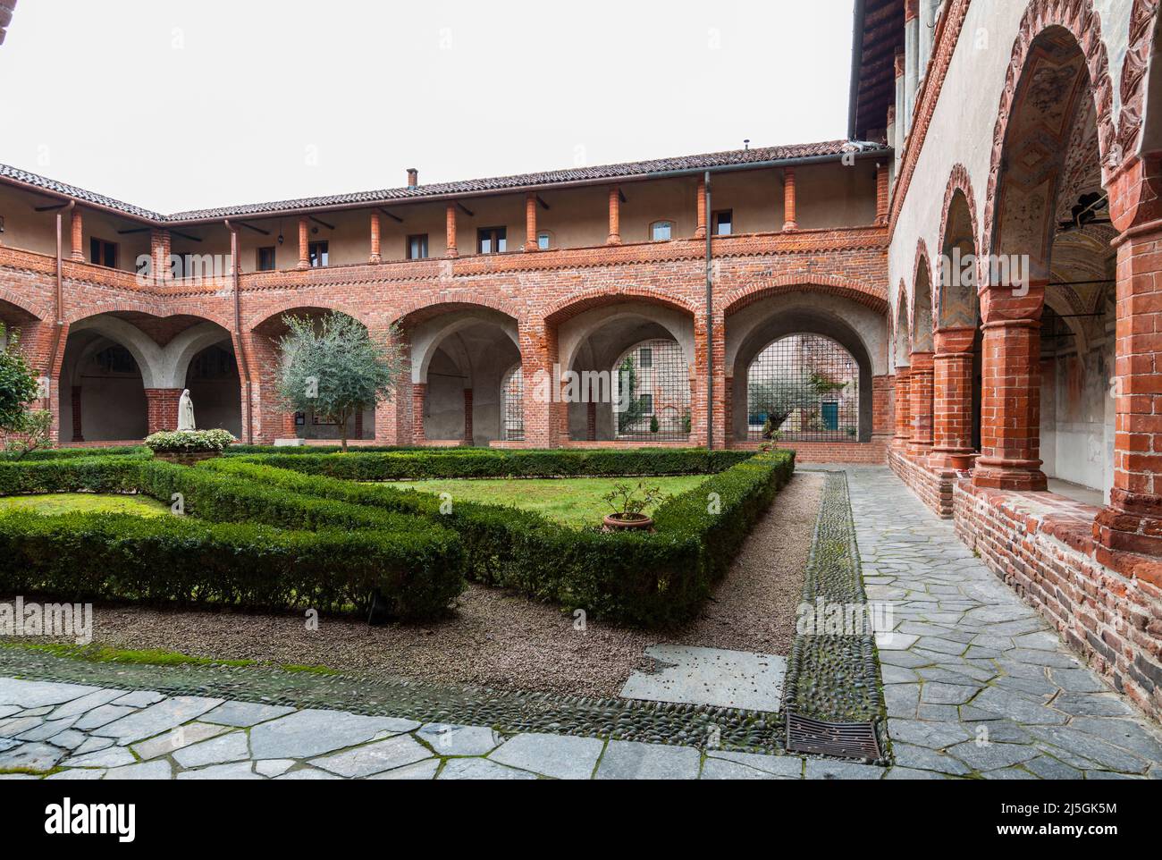 San Nazzaro Sesia, Italie - 20 février 2014 : Abbaye des Saints Nazarius et Celsus. Le cloître. Banque D'Images