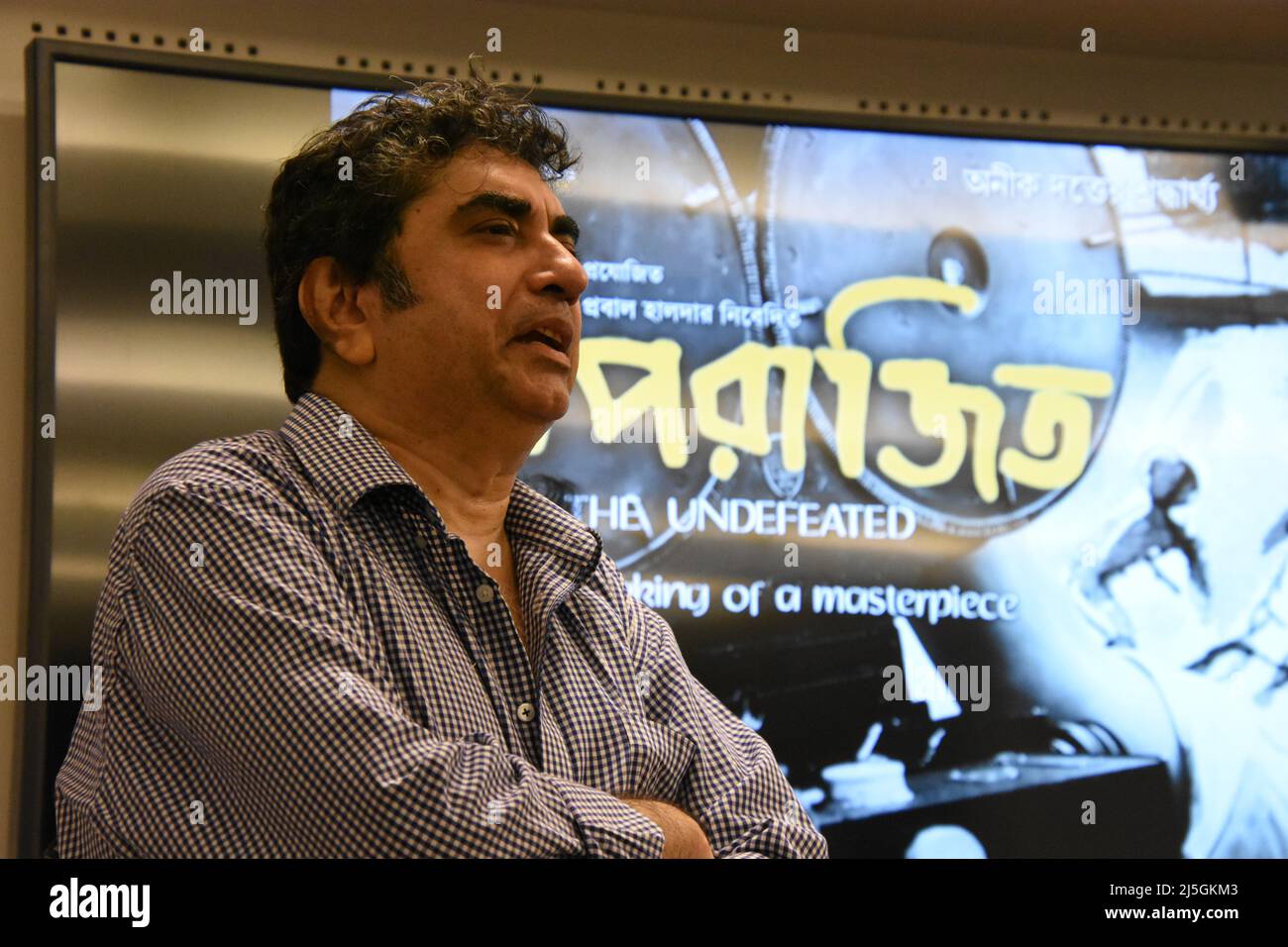 23 avril 2022, Kolkata, Bengale-Occidental, Inde: Anik Datta, Un réalisateur connu parle avant l'avant-première de son nouveau film à l'occasion de l'anniversaire de la mort de 30th du maître-réalisateur Satyajit Ray, certaines bandes-annonces du film bengali Apajito avec sous-titre en anglais dirigé par Anik Datta ont été lancées. Le film Aparajito est inspiré par la réalisation du premier film de Rayâ€™s Pather Panchali (1955), un chef-d'œuvre. (Credit image: © Biswarup Ganguly/Pacific Press via ZUMA Press Wire) Banque D'Images