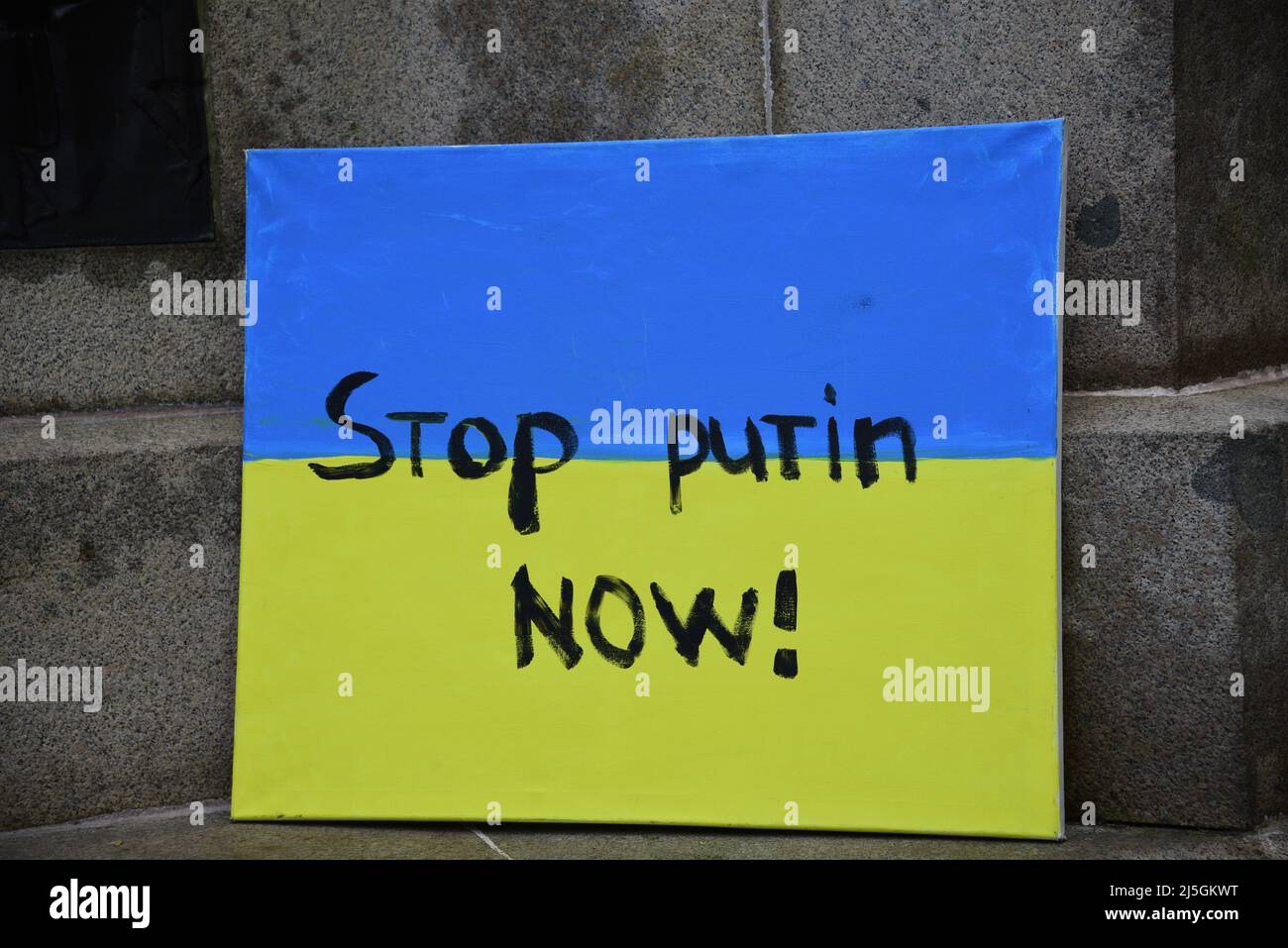 Manchester, Royaume-Uni, 23rd avril 2022. Arrêtez Poutine maintenant ! étiquette. Protestation contre l'invasion russe de l'Ukraine à Piccadilly Gardens, centre de Manchester, Angleterre, Royaume-Uni, îles britanniques. Il a été organisé par le Centre culturel ukrainien 'dnipro' Manchester, intitulé: 'Le Manchester se tient avec l'Ukraine'. Crédit : Terry Waller/Alay Live News Banque D'Images