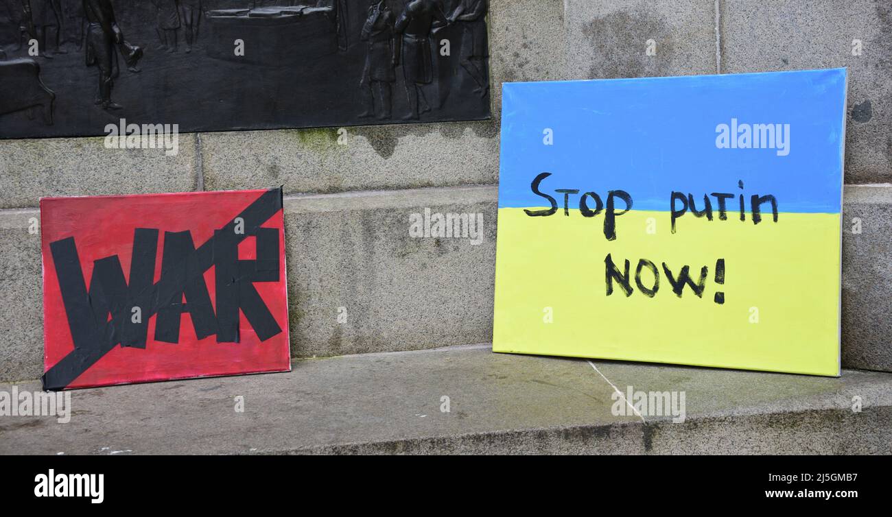 Manchester, Royaume-Uni, 23rd avril 2022. Arrêter la guerre et arrêter Poutine maintenant! écriteaux. Protestation contre l'invasion russe de l'Ukraine à Piccadilly Gardens, centre de Manchester, Angleterre, Royaume-Uni, îles britanniques. Il a été organisé par le Centre culturel ukrainien 'dnipro' Manchester, intitulé: 'Le Manchester se tient avec l'Ukraine'. Crédit : Terry Waller/Alay Live News Banque D'Images