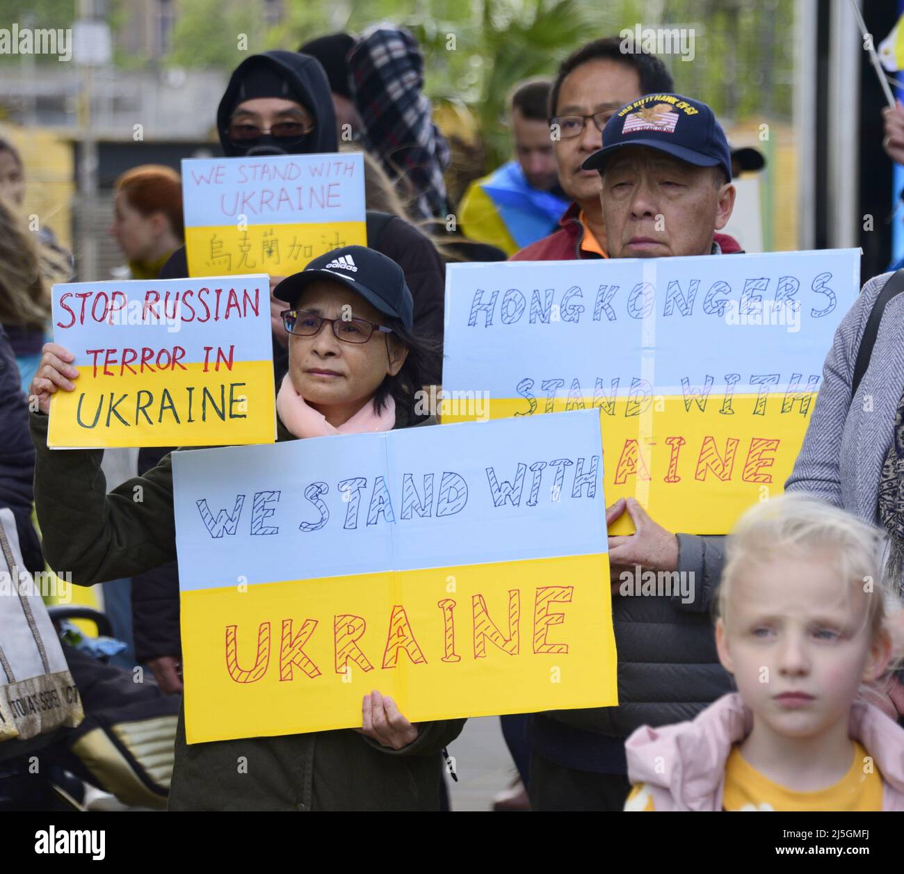 Manchester, Royaume-Uni, 23rd avril 2022. Les gens tiennent des pancartes lors d'une protestation sur l'invasion russe de l'Ukraine dans Piccadilly Gardens, centre de Manchester, Angleterre, Royaume-Uni, îles britanniques. Il a été organisé par le Centre culturel ukrainien 'dnipro' Manchester, intitulé: 'Le Manchester se tient avec l'Ukraine'. Crédit : Terry Waller/Alay Live News Banque D'Images