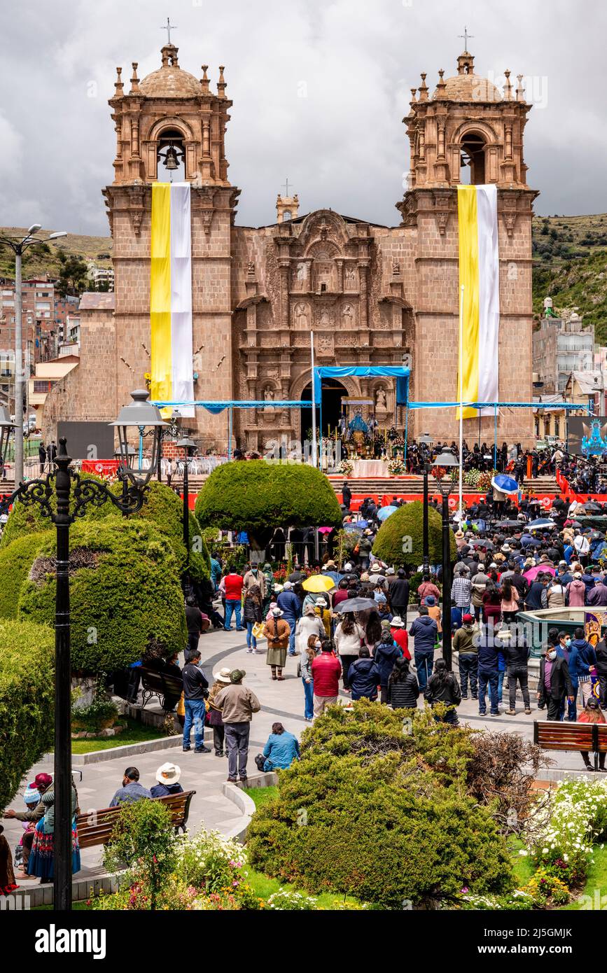 Les habitants de la région se rassemblent à l'extérieur de la cathédrale pour une messe en plein air lors D'Un festival religieux, Plaza de Armas, Puno, province de Puno, Pérou. Banque D'Images