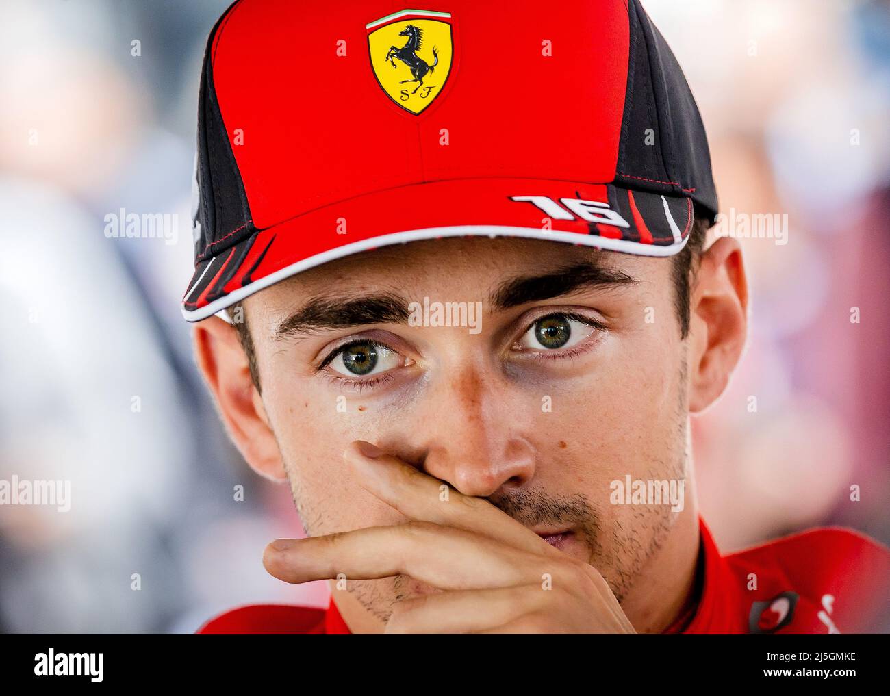 IMOLA - Charles Leclerc (Ferrari) s'adresse à la presse après la course de sprint avant le Grand Prix Emilia Romagna F1 à Autodromo Enzo e Dino Ferrari le 23 avril 2022 à Imola, Italie. REMKO DE WAAL Banque D'Images