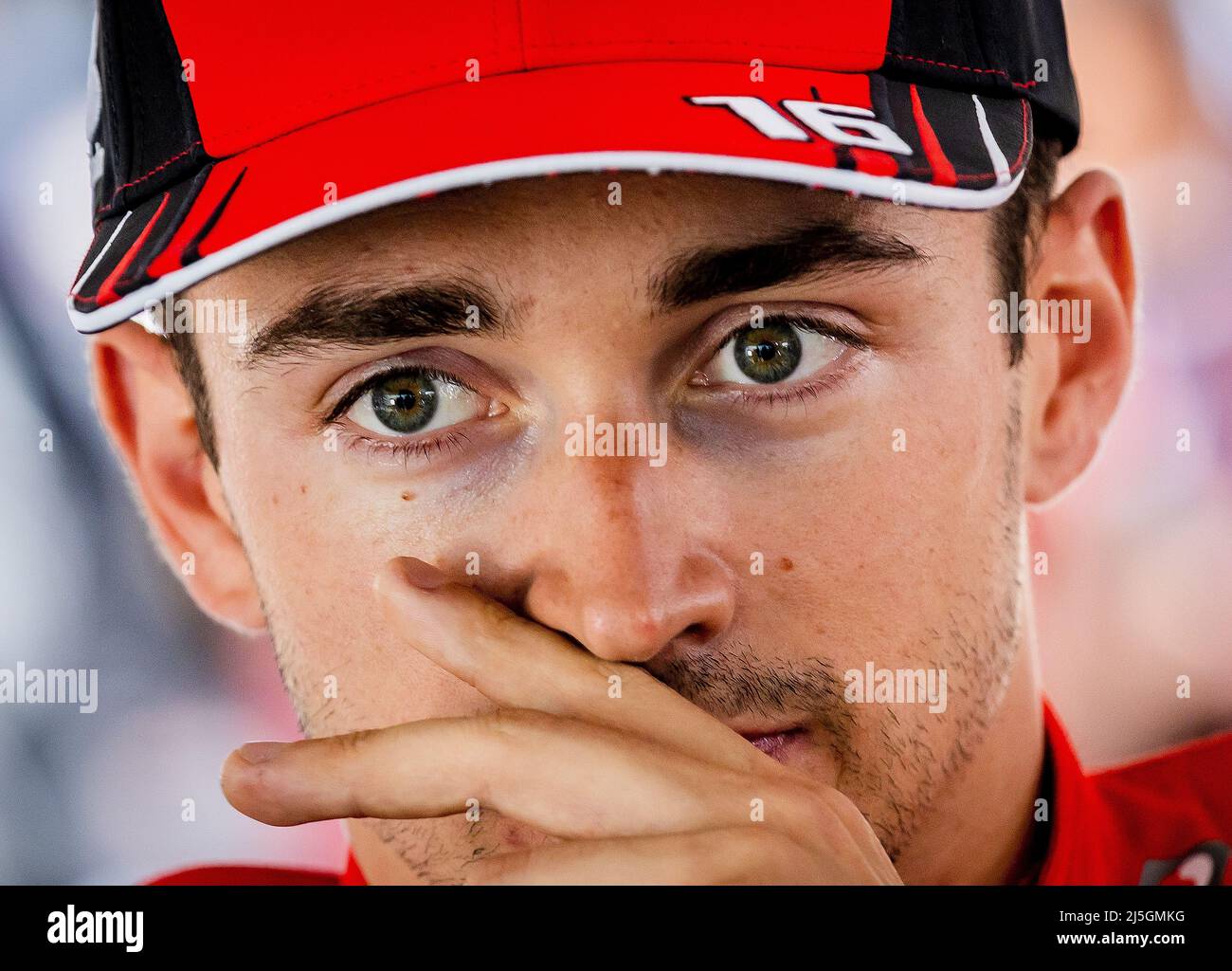 IMOLA - Charles Leclerc (Ferrari) s'adresse à la presse après la course de sprint avant le Grand Prix Emilia Romagna F1 à Autodromo Enzo e Dino Ferrari le 23 avril 2022 à Imola, Italie. REMKO DE WAAL Banque D'Images