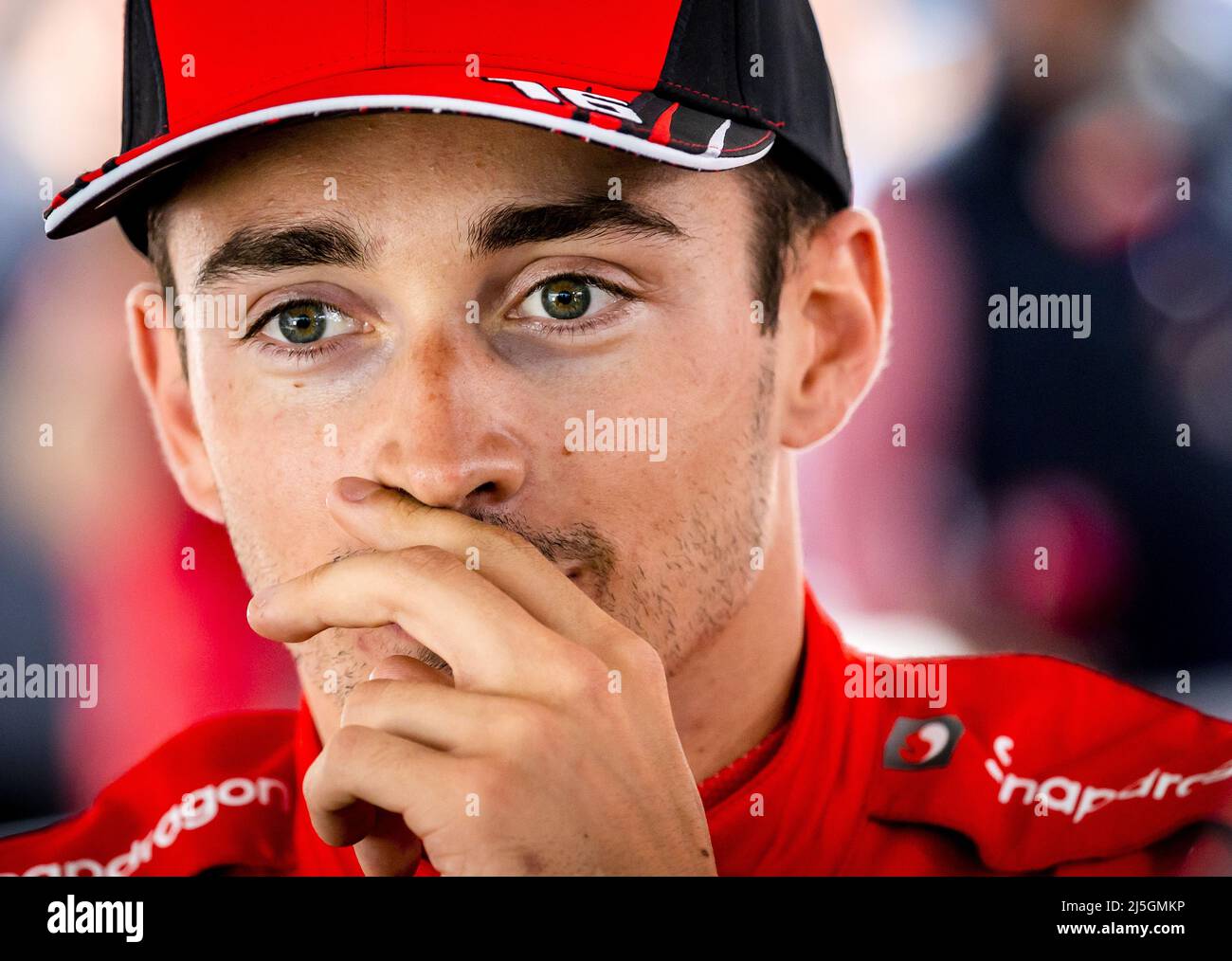 IMOLA - Charles Leclerc (Ferrari) s'adresse à la presse après la course de sprint avant le Grand Prix Emilia Romagna F1 à Autodromo Enzo e Dino Ferrari le 23 avril 2022 à Imola, Italie. REMKO DE WAAL Banque D'Images