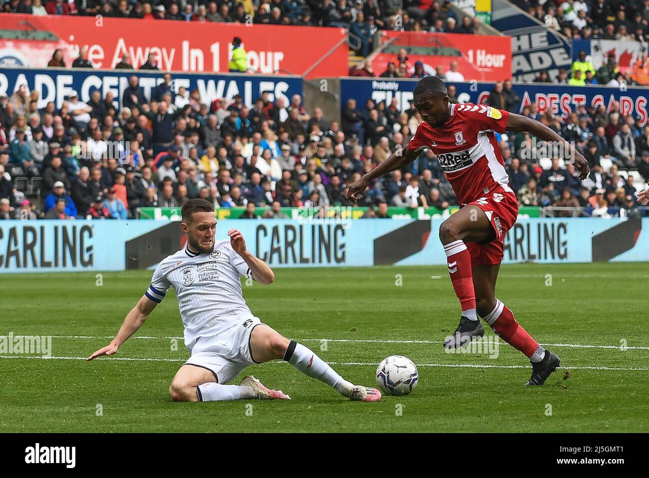 Swansea, Royaume-Uni. 23rd avril 2022. Matt Grimes #8 de Swansea City s'attaque à Anfernee Dijksteel #2 de Middlesbrough pendant le match à Swansea, Royaume-Uni le 4/23/2022. (Photo par Mike Jones/News Images/Sipa USA) crédit: SIPA USA/Alay Live News Banque D'Images