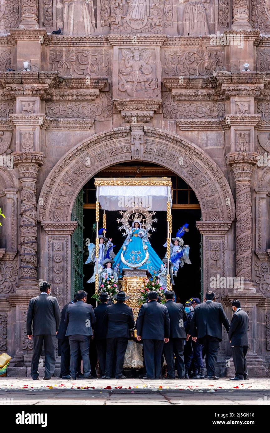 Une statue de la Vierge Marie est transportée dans la cathédrale pendant la Fiesta de la Virgen de la Candelaria, Plaza de Armas, Puno, province de Puno, Pérou. Banque D'Images