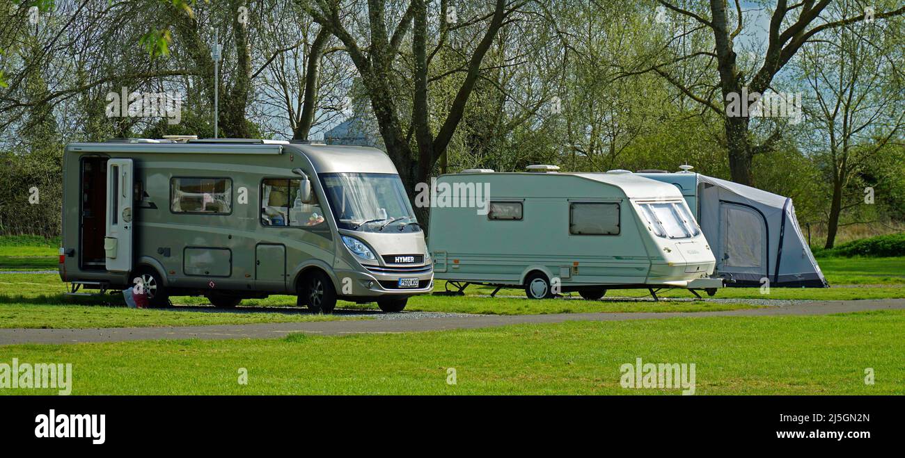 Hymer campervan Caravan et tente sur campste. Banque D'Images