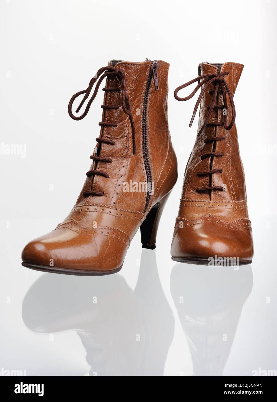 Рair de chaussures pour femmes automne léger, avec un reflet dans le verre Banque D'Images