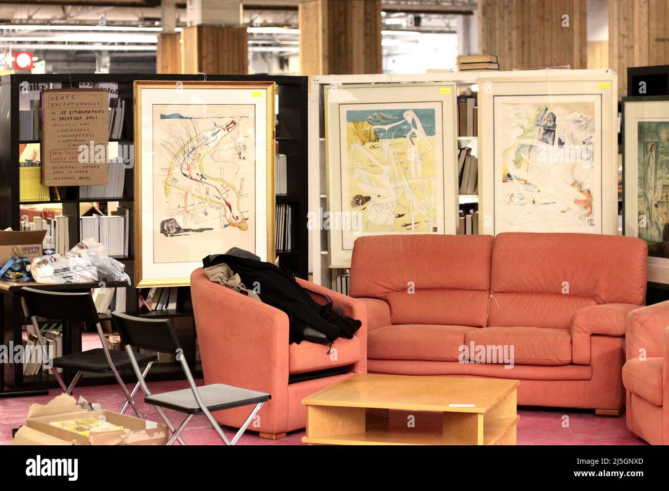 Emmaüs lors son 13E salon Paris porte de Versailles 23 juin 2012 : vente  exceptionnelle de 15 lithographies de Salvador Dali Photo Stock - Alamy