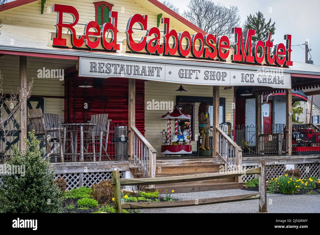 Le Red Caboose Motel du comté de Lancaster, en Pennsylvanie, offre une expérience d'hébergement unique avec 47 chambres composées de cabuoses, d'un wagon de bagages et d'une voiture de poste. Banque D'Images