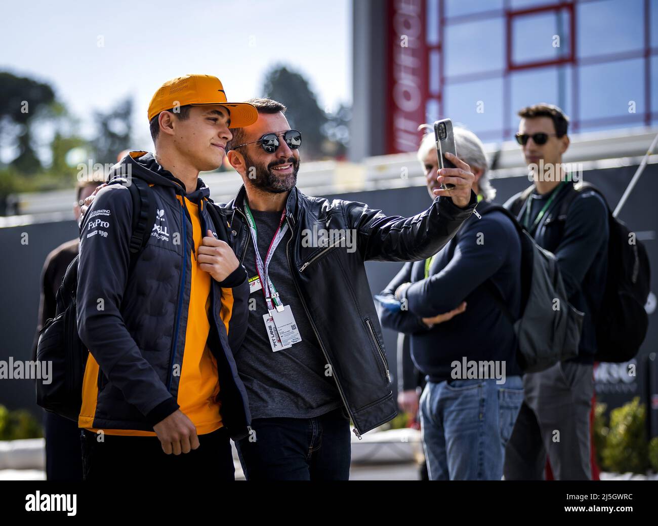 IMOLA - Lando Norris (McLaren) avant la session d'entraînement 2nd avant le Grand Prix d'Emilie-Romagne F1 à Autodromo Enzo e Dino Ferrari le 23 avril 2022 à Imola, Italie. REMKO DE WAAL Banque D'Images